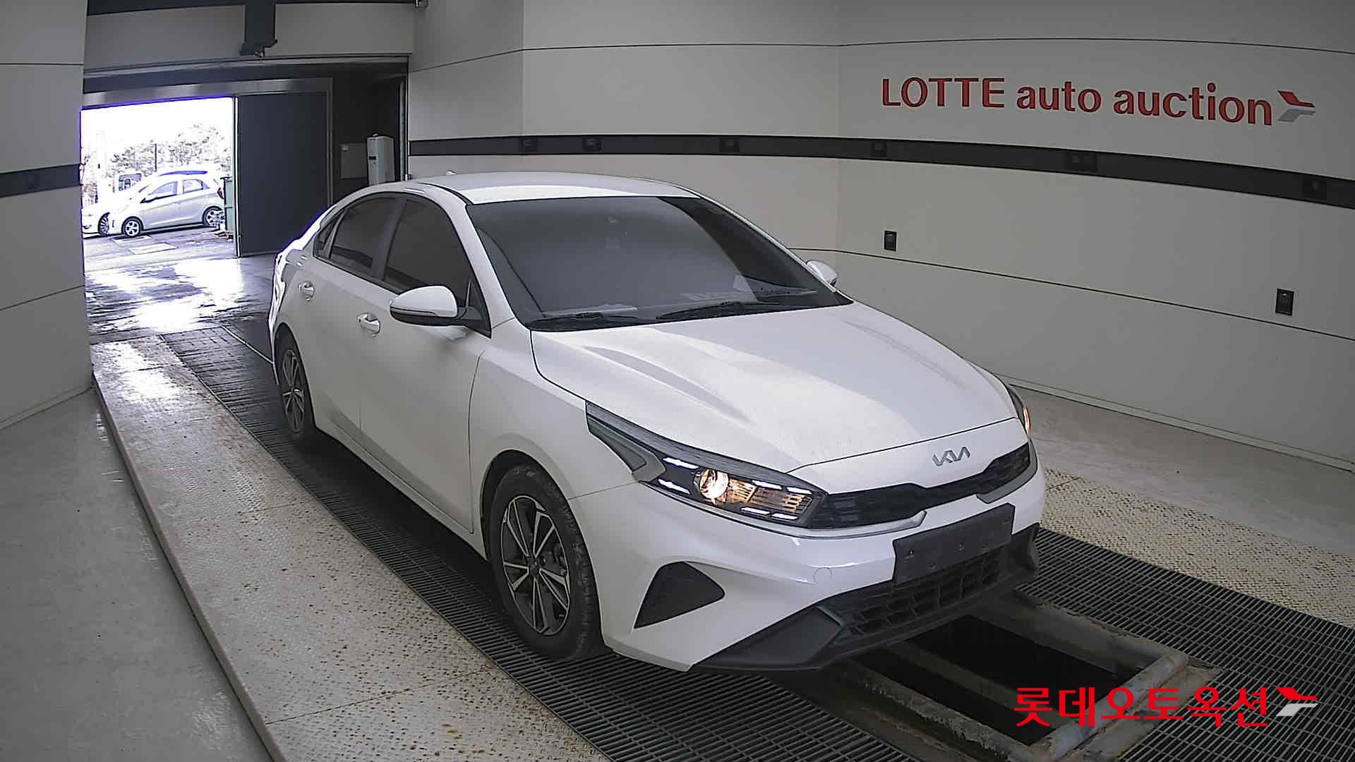 Kia K3 2022 Snow White Pearl из Кореи, фото 2