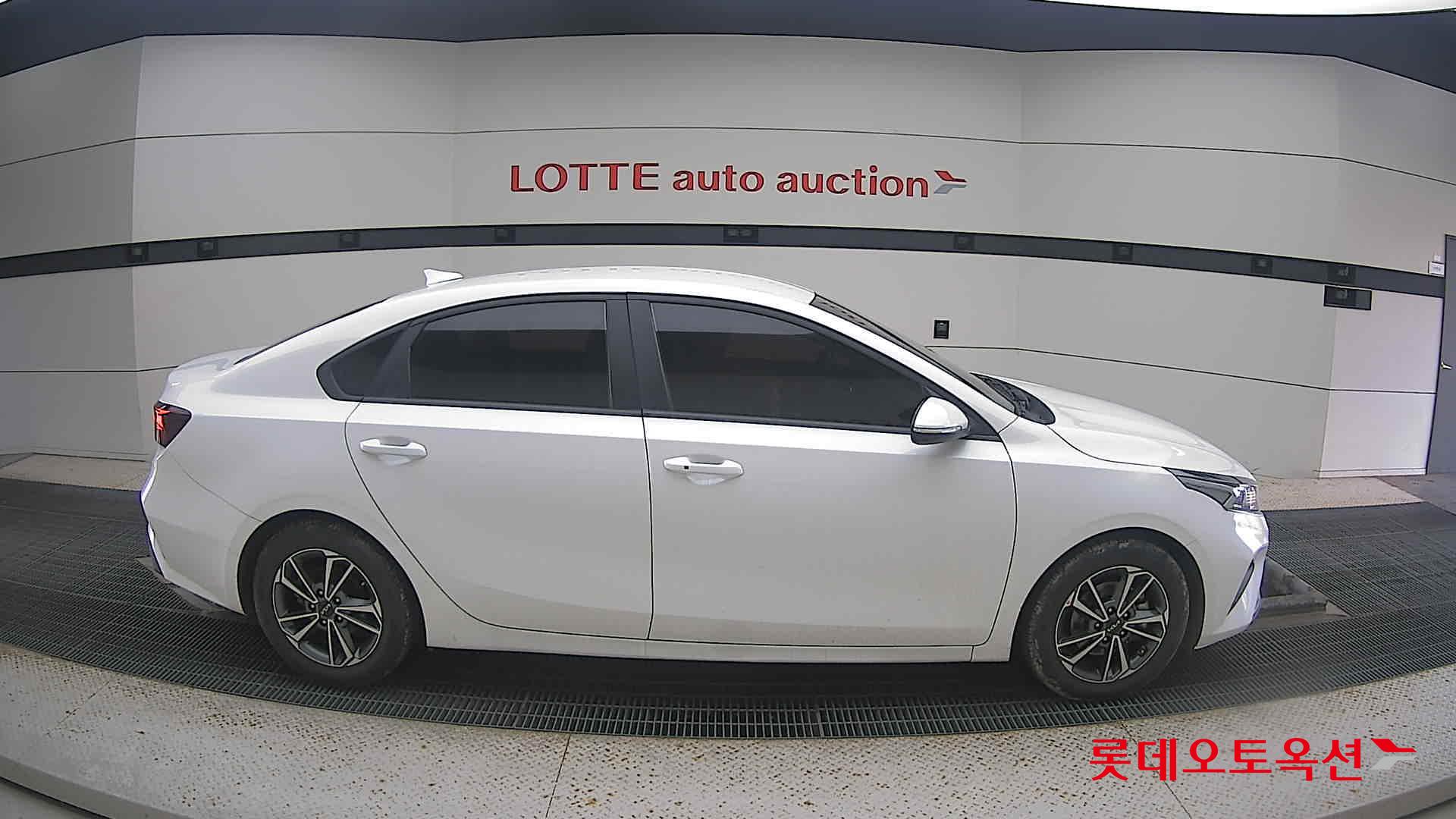 Kia K3 2022 Snow White Pearl из Кореи, фото 3