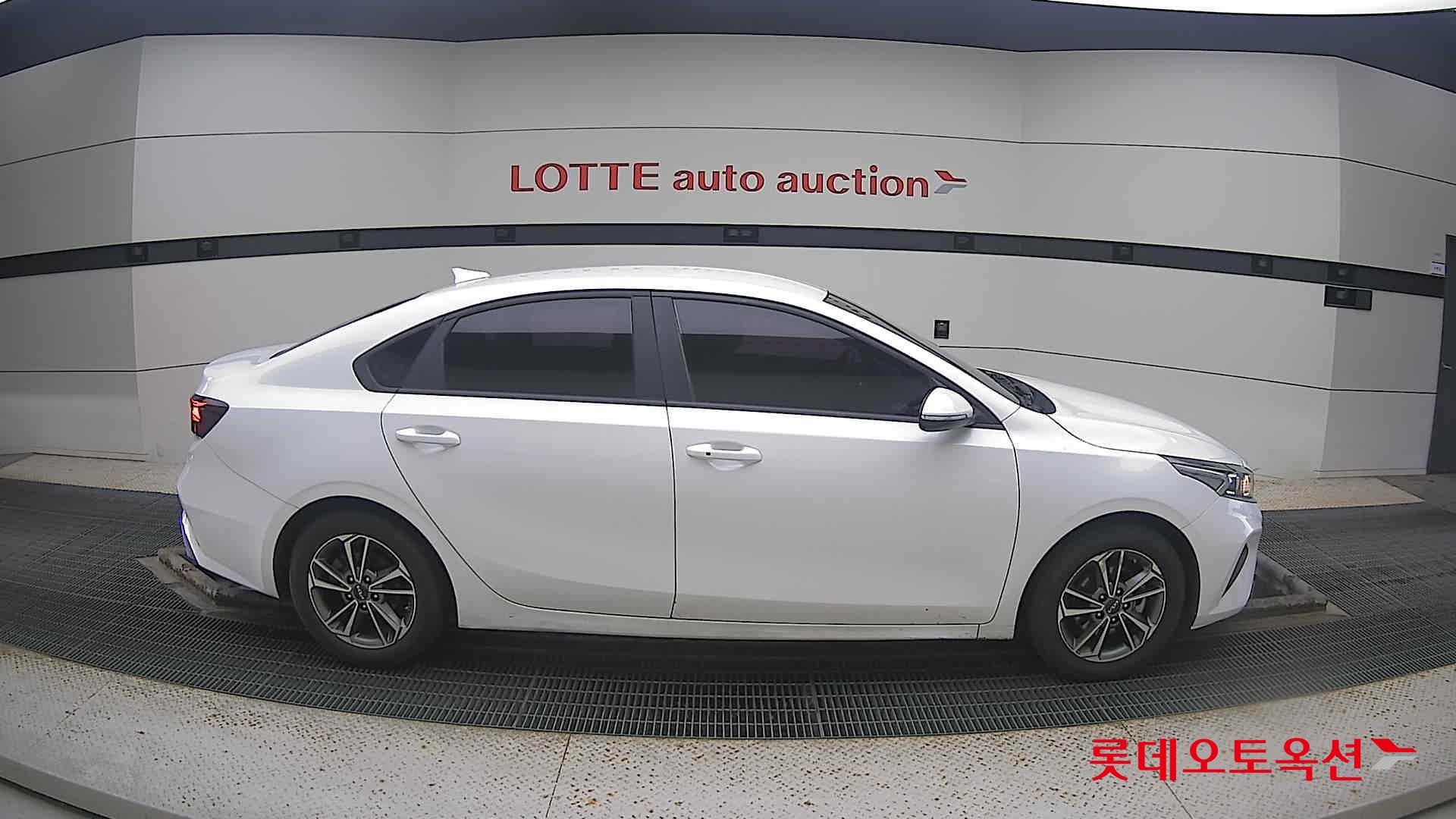 Kia K3 2022 Snow White Pearl из Кореи, фото 3