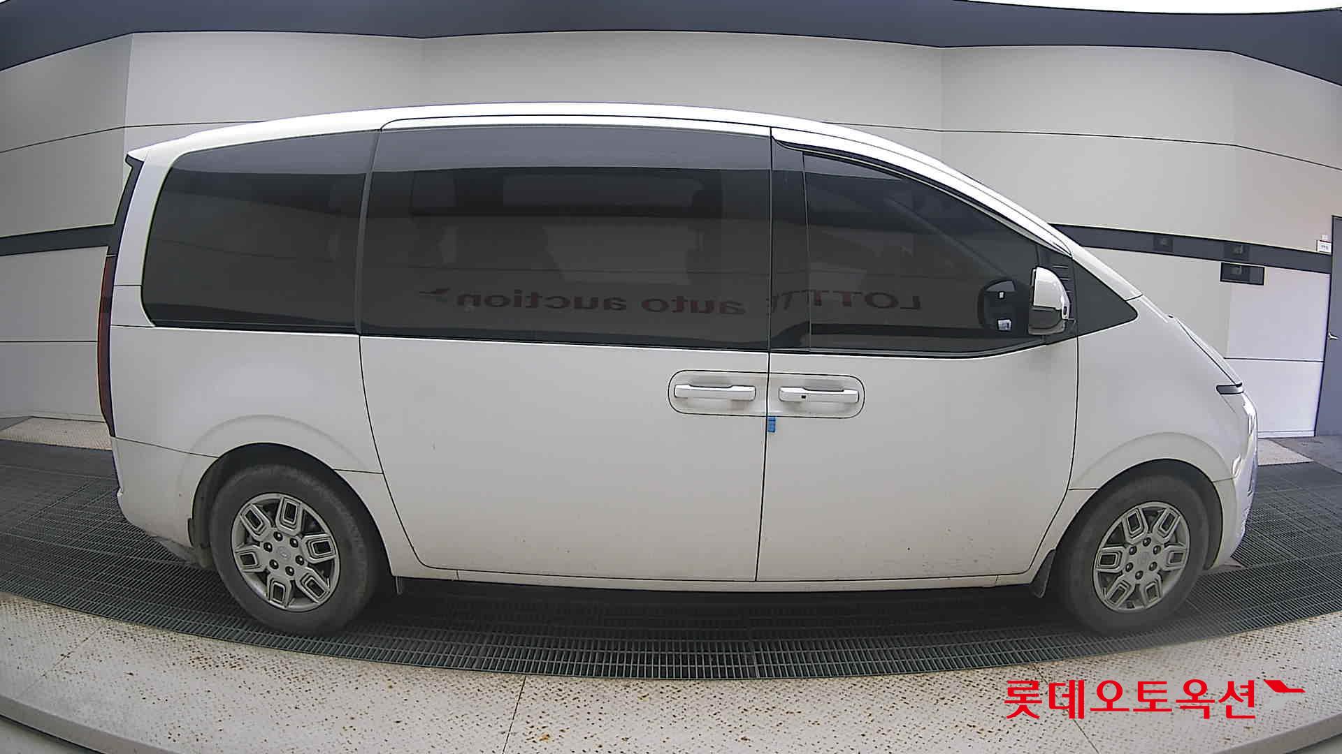 Hyundai Staria 2023 Белый из Кореи, фото 3