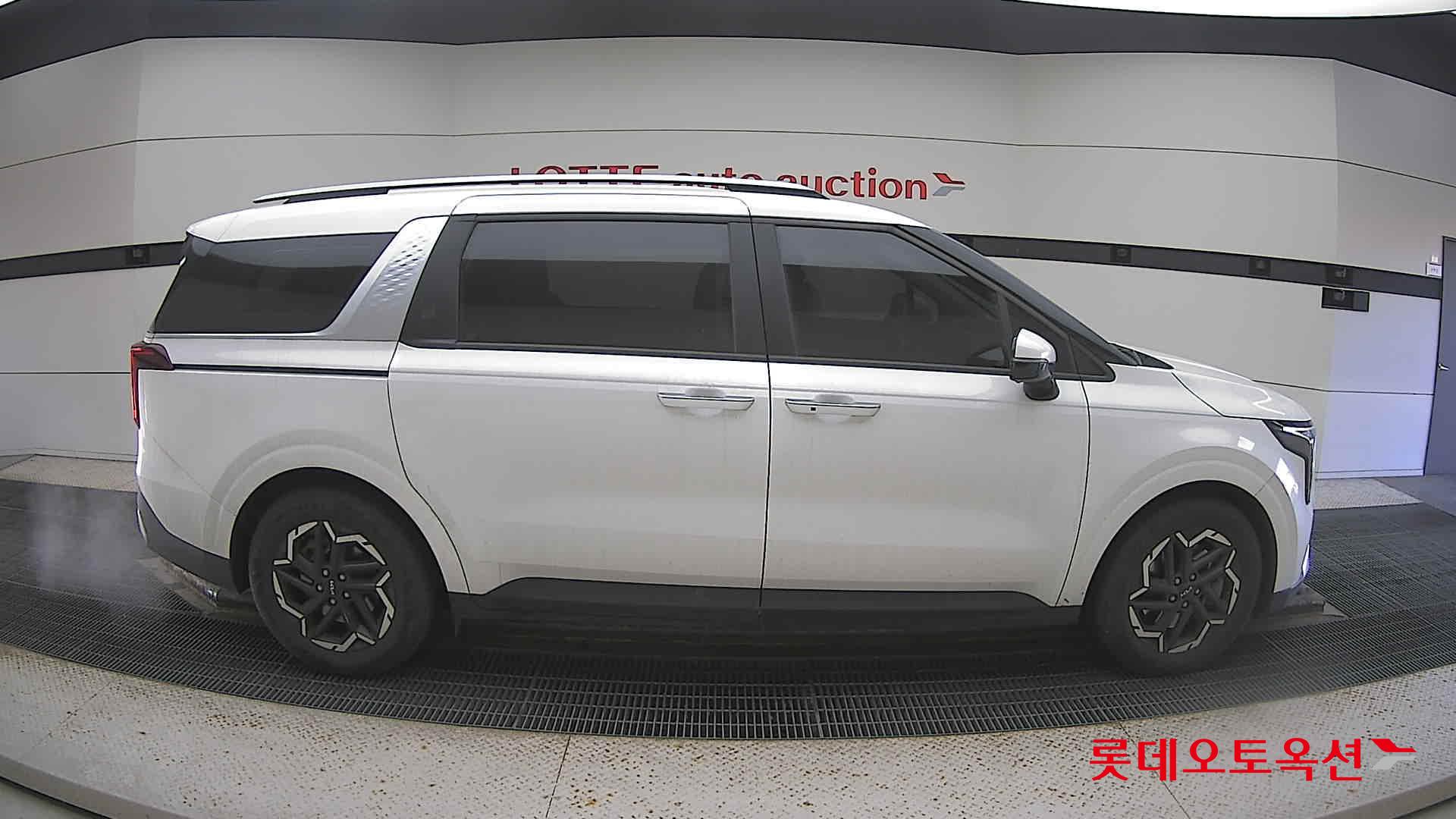 Kia Carnival - 21