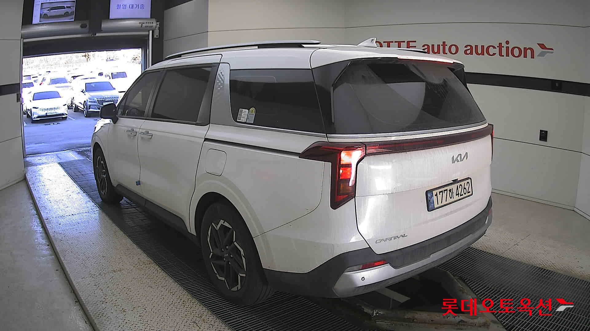 Kia Carnival - 4