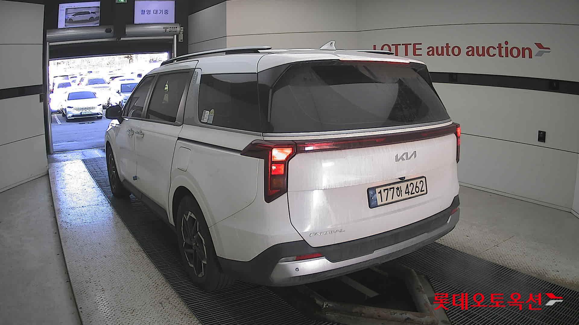 Kia Carnival - 16