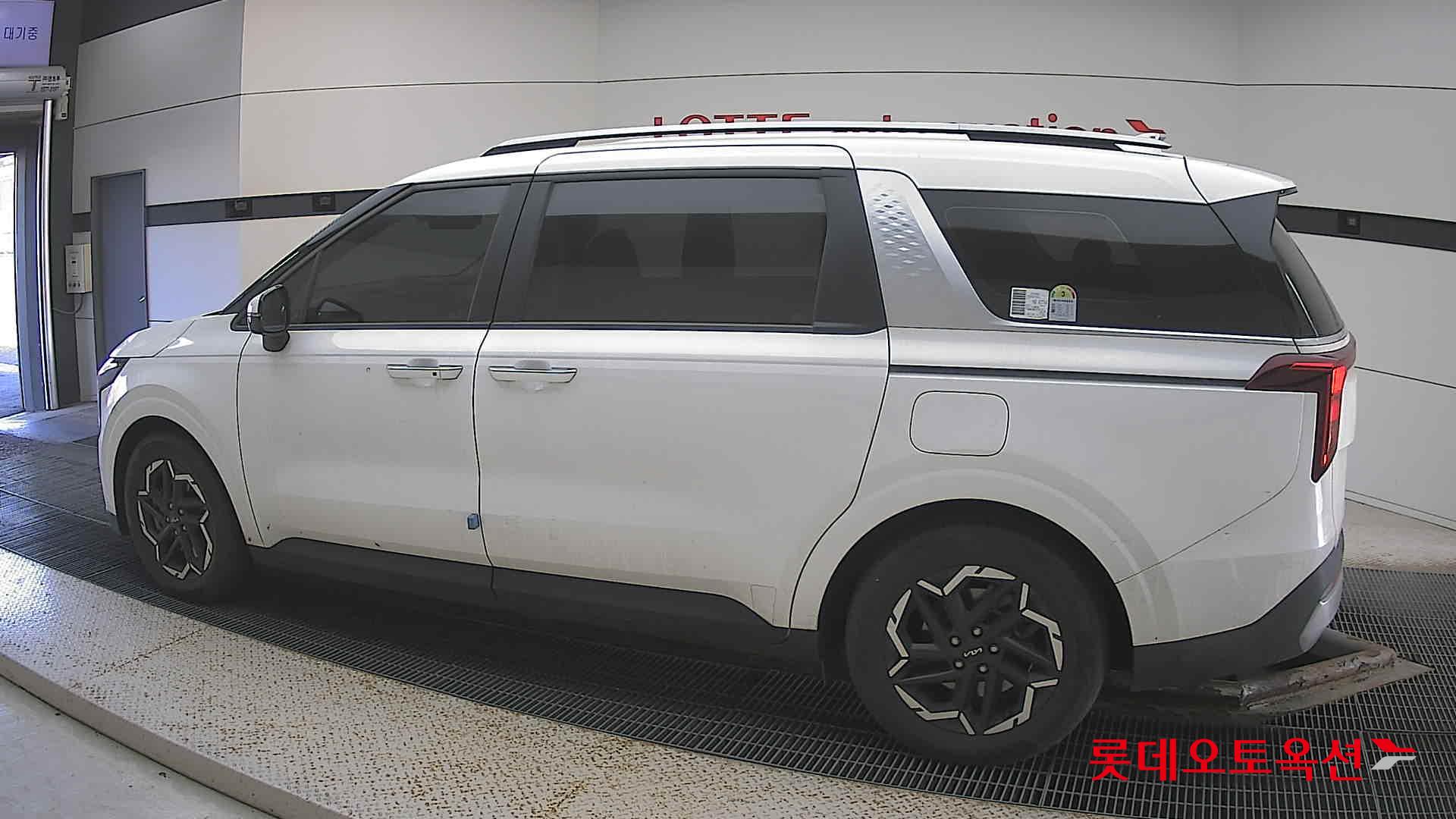 Kia Carnival - 14