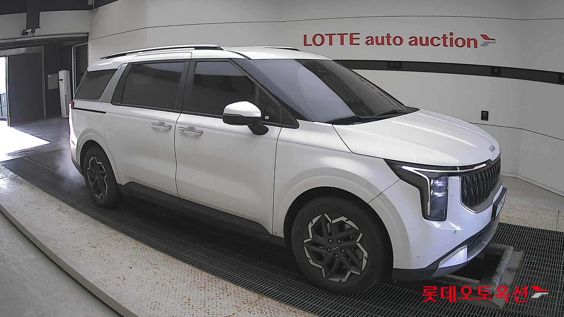 Kia Carnival - 23