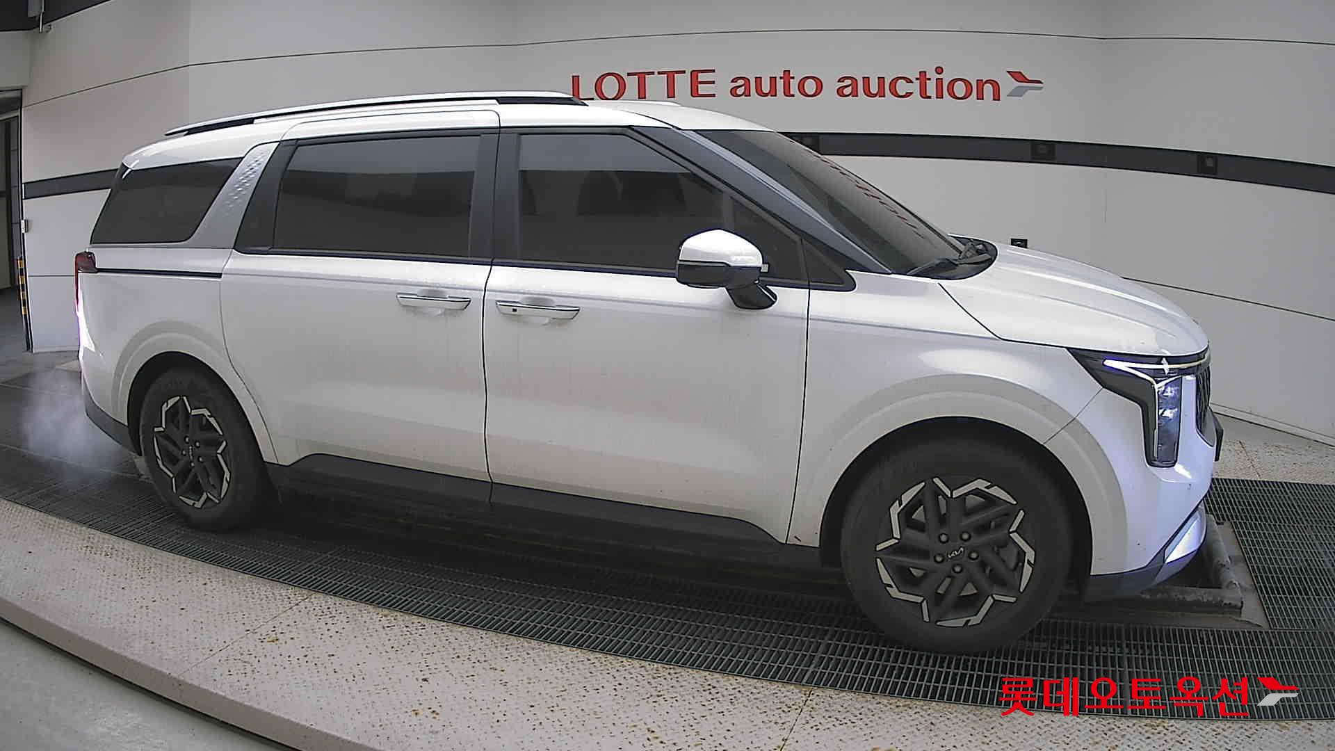 Kia Carnival - 22