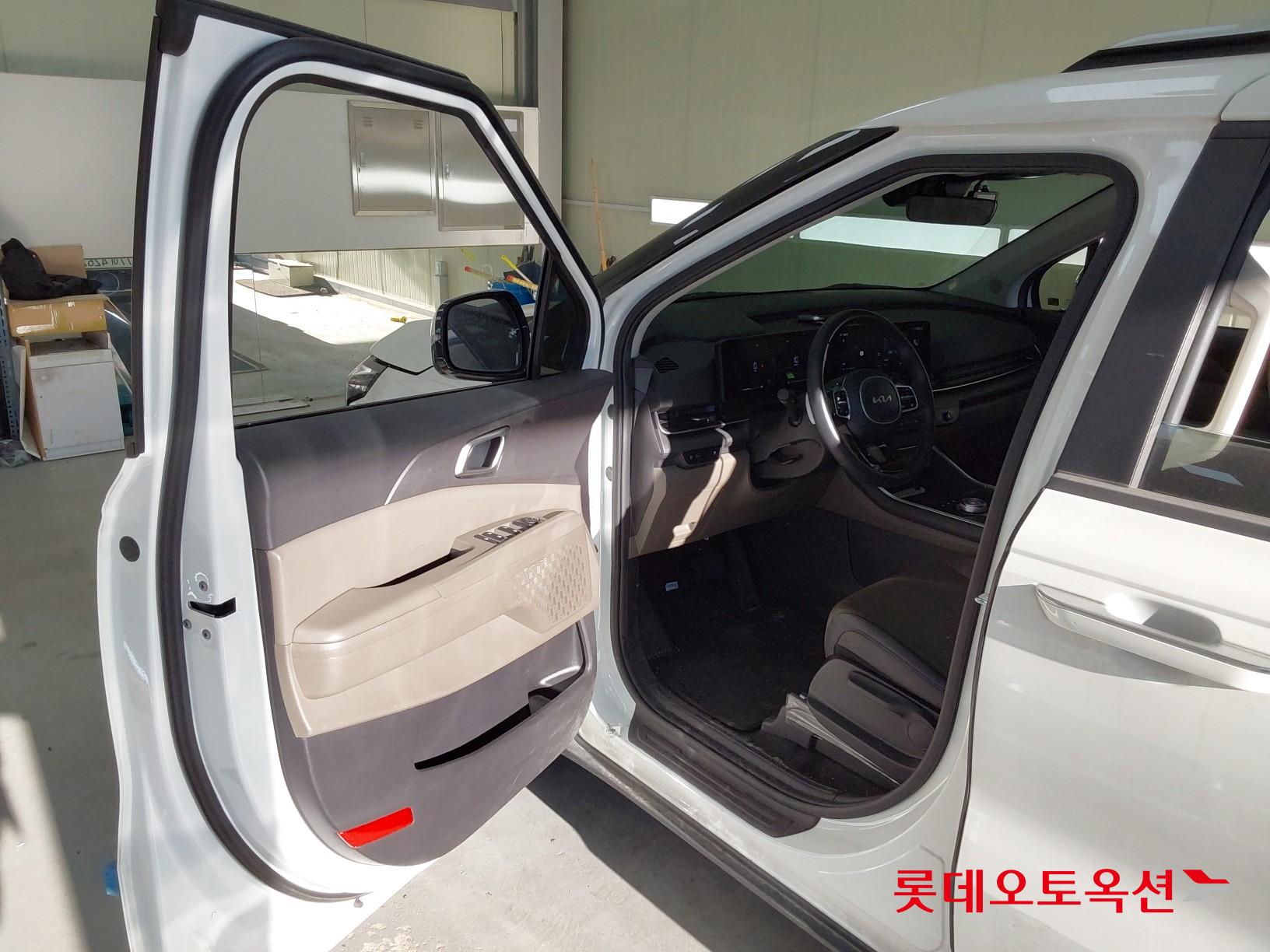 Kia Carnival - 35