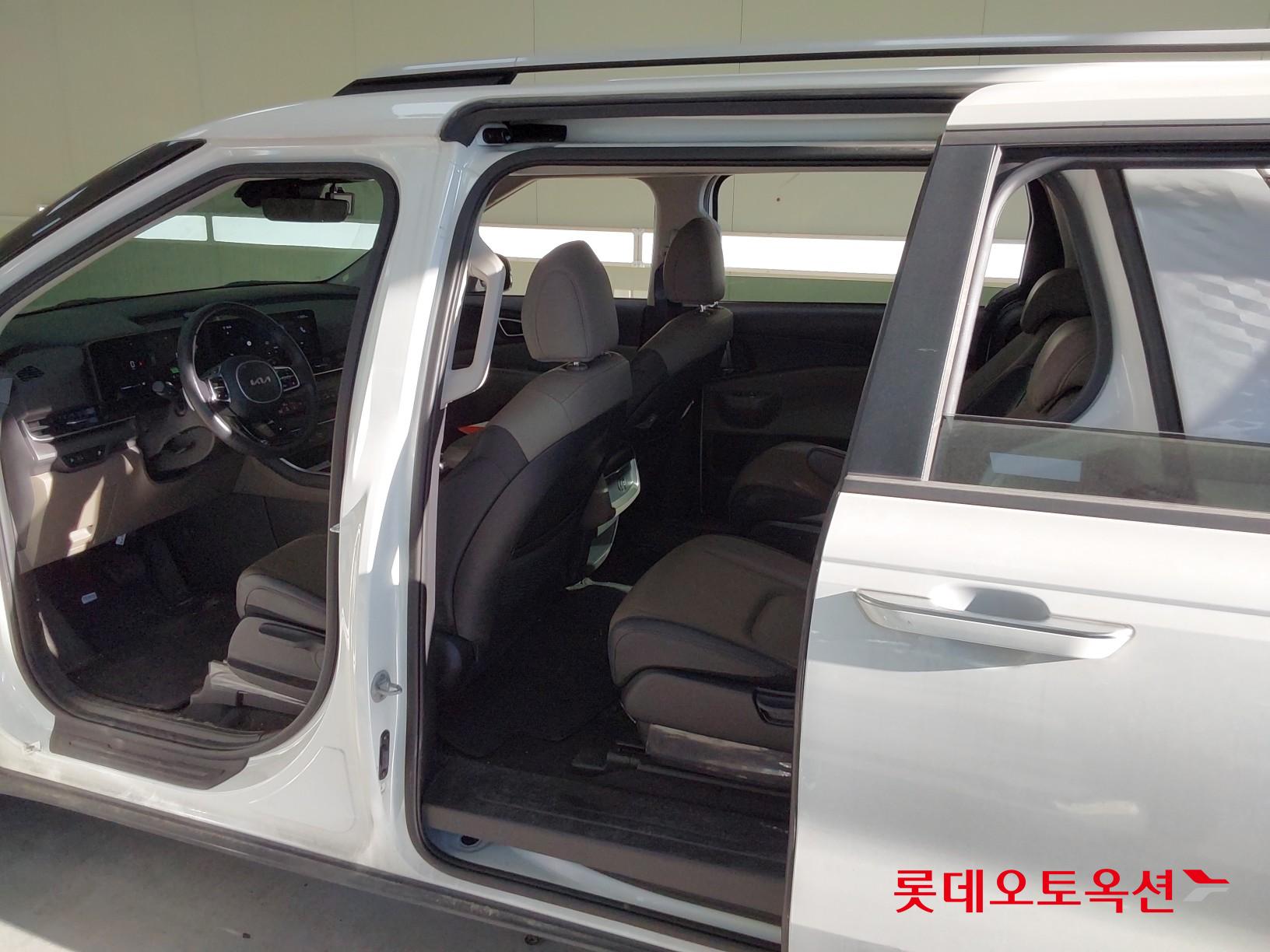 Kia Carnival - 37