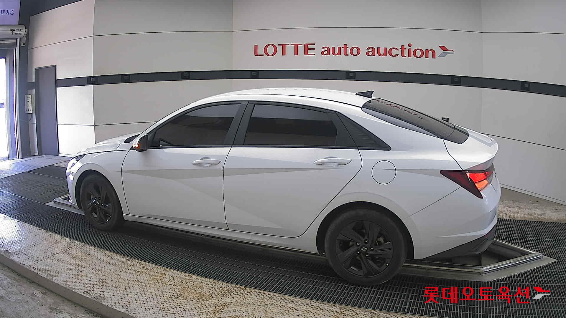 Hyundai Elantra - 14