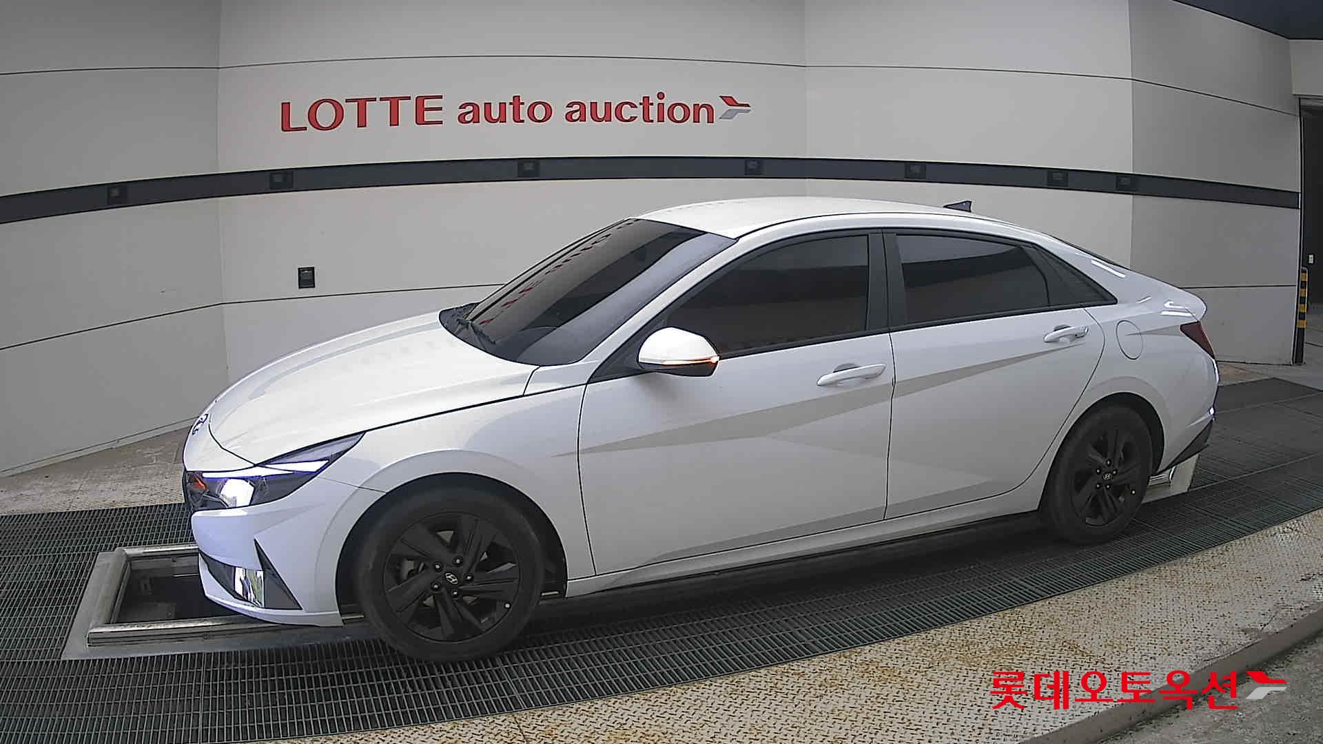 Hyundai Elantra - 12