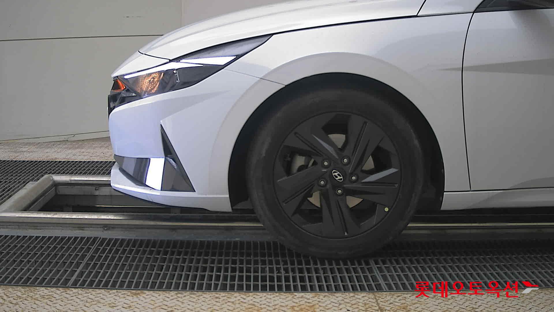 Hyundai Elantra - 25