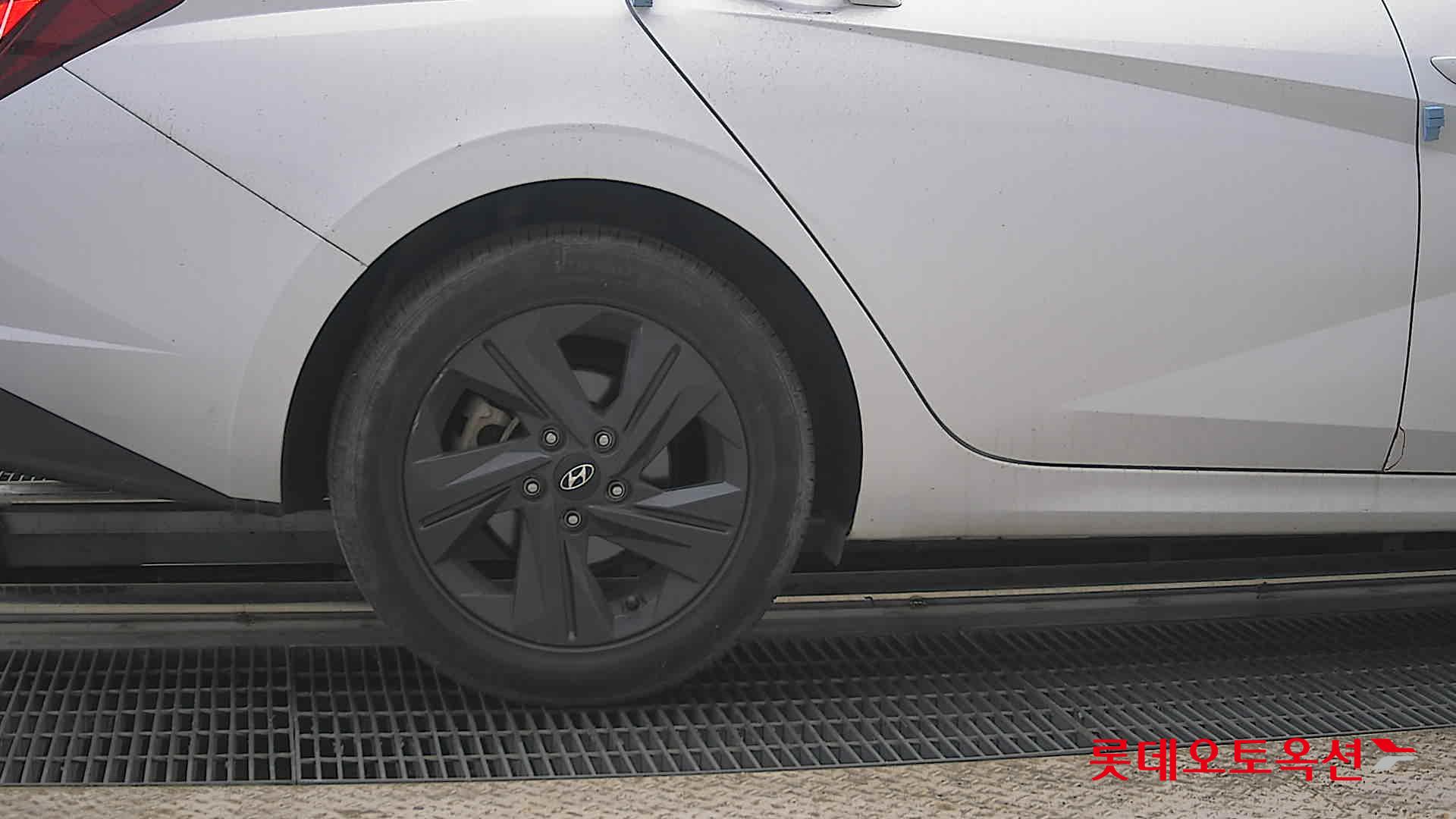 Hyundai Elantra - 28