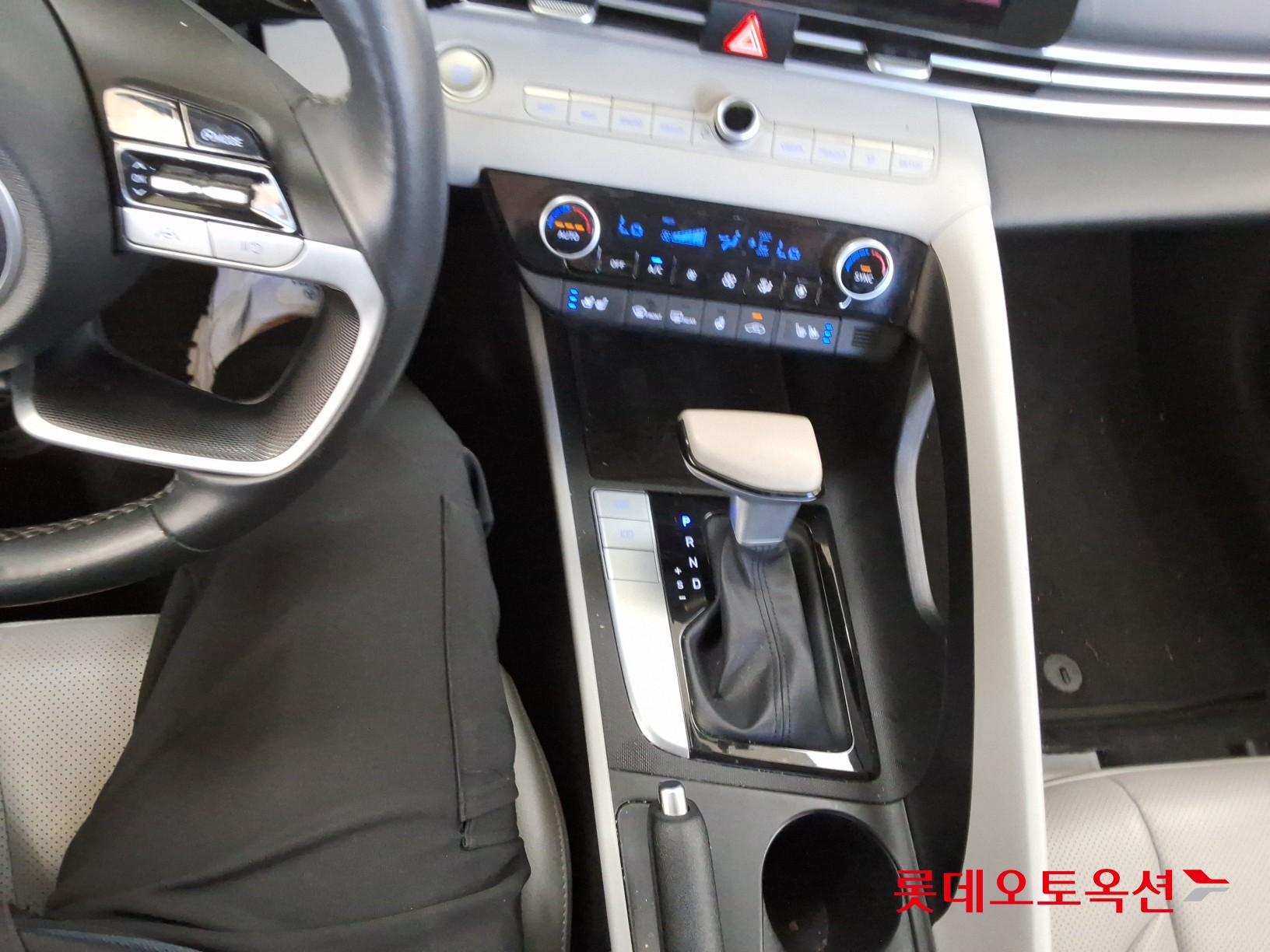 Hyundai Elantra - 34