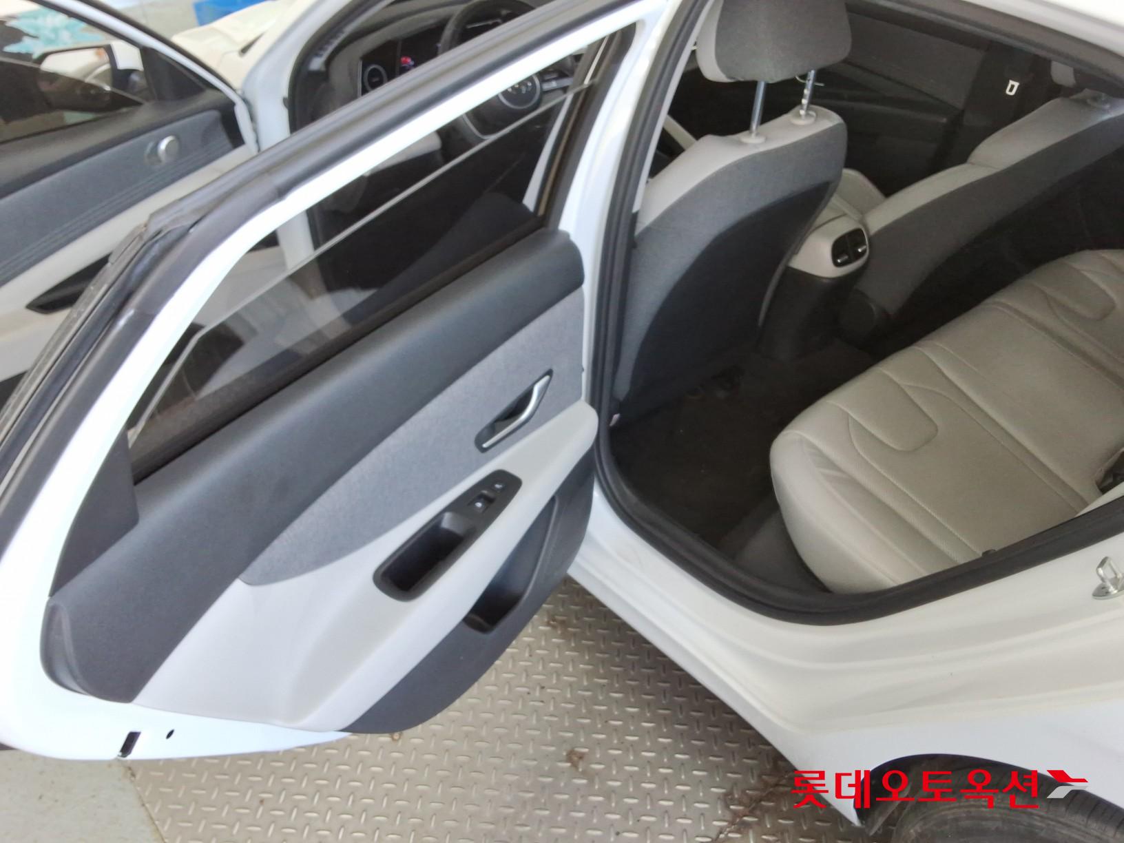 Hyundai Elantra - 38