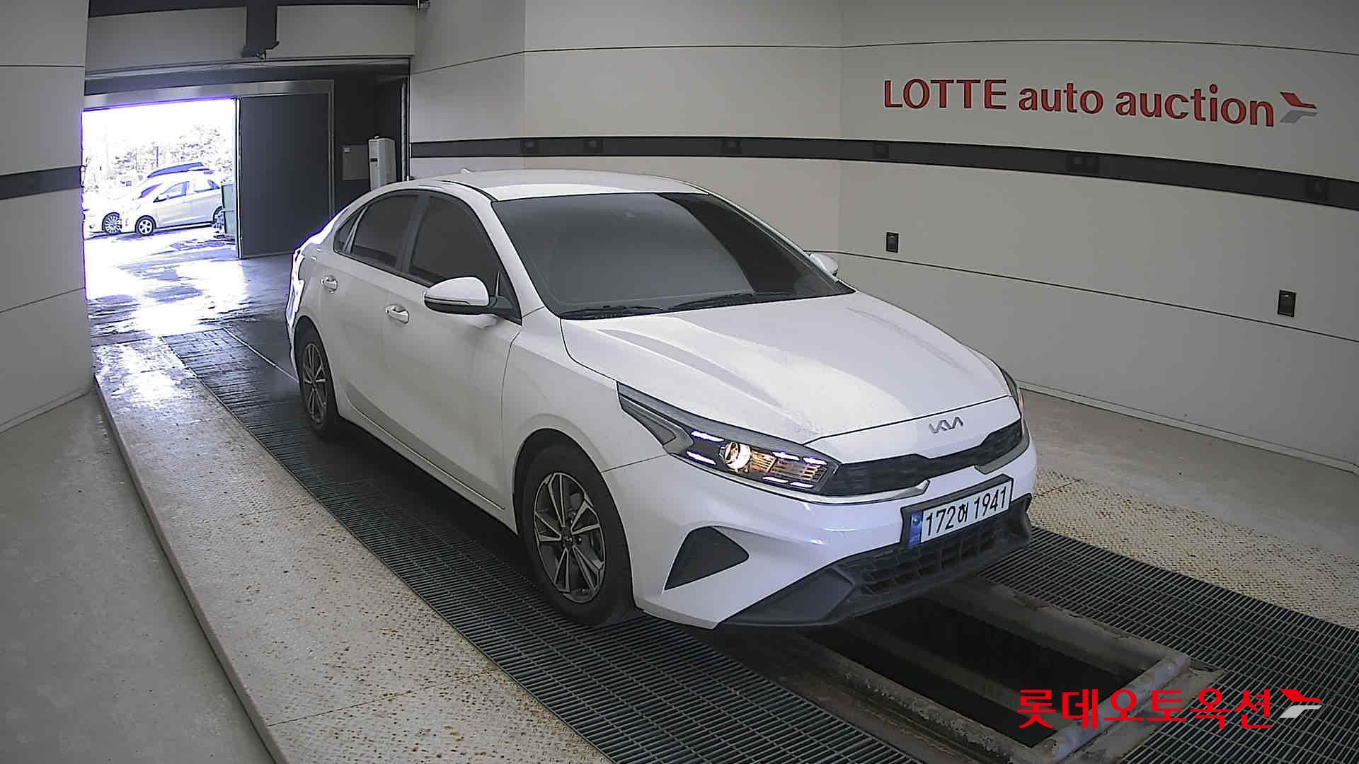 Kia K3 2022 Snow White Pearl из Кореи, фото 2