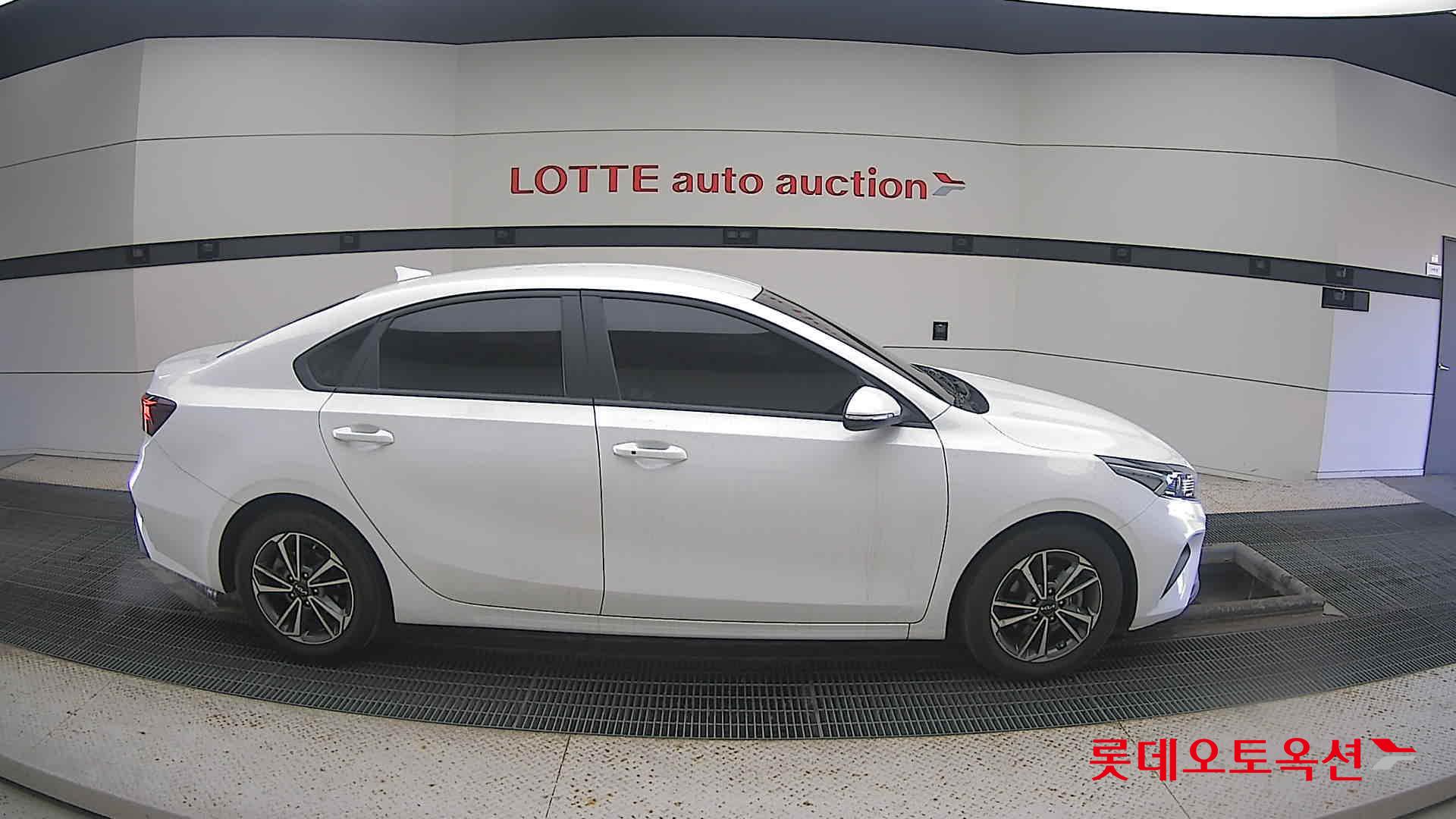 Kia K3 2022 Snow White Pearl из Кореи, фото 3