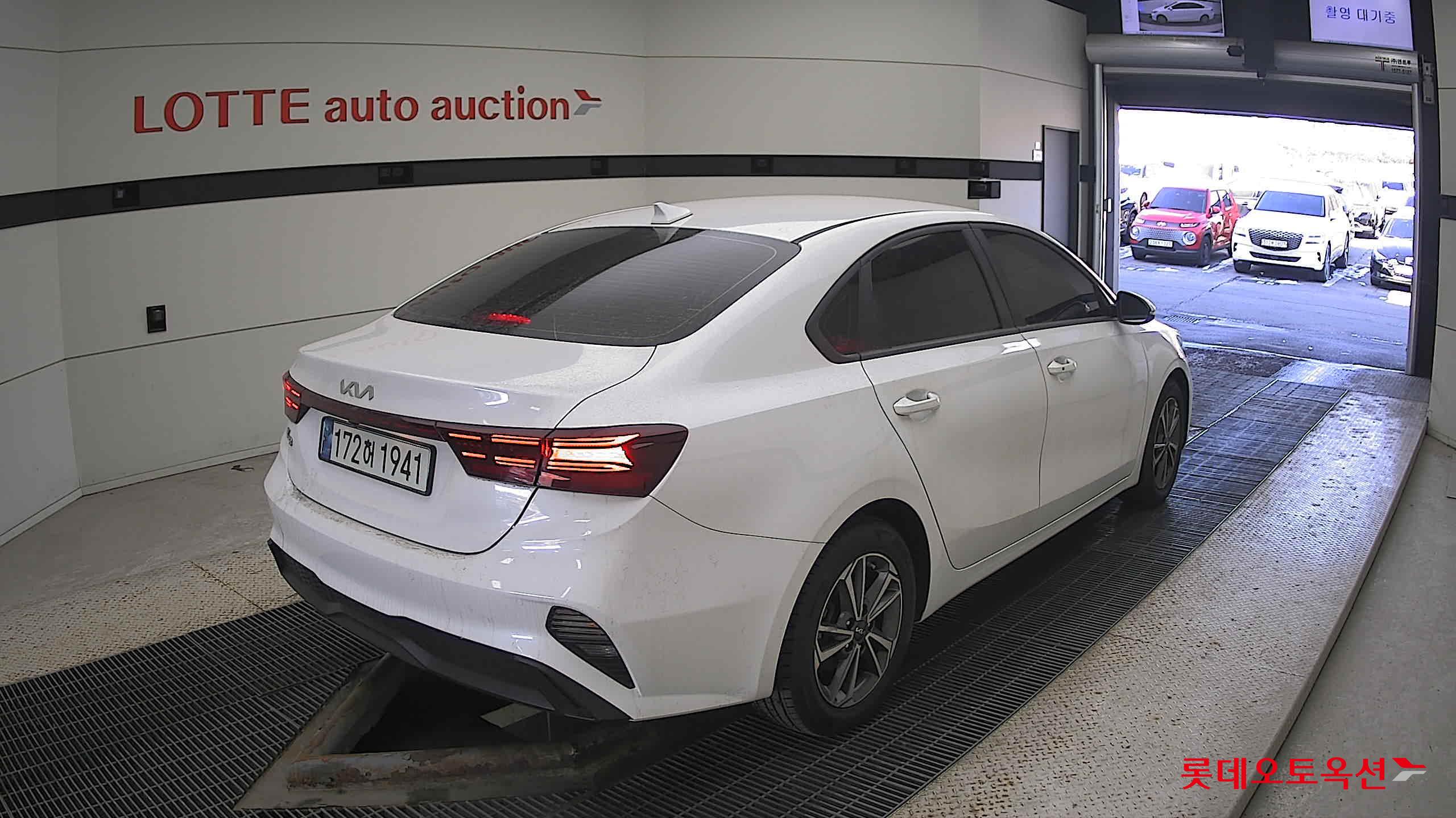 Kia K3 2022 Snow White Pearl из Кореи, фото 4