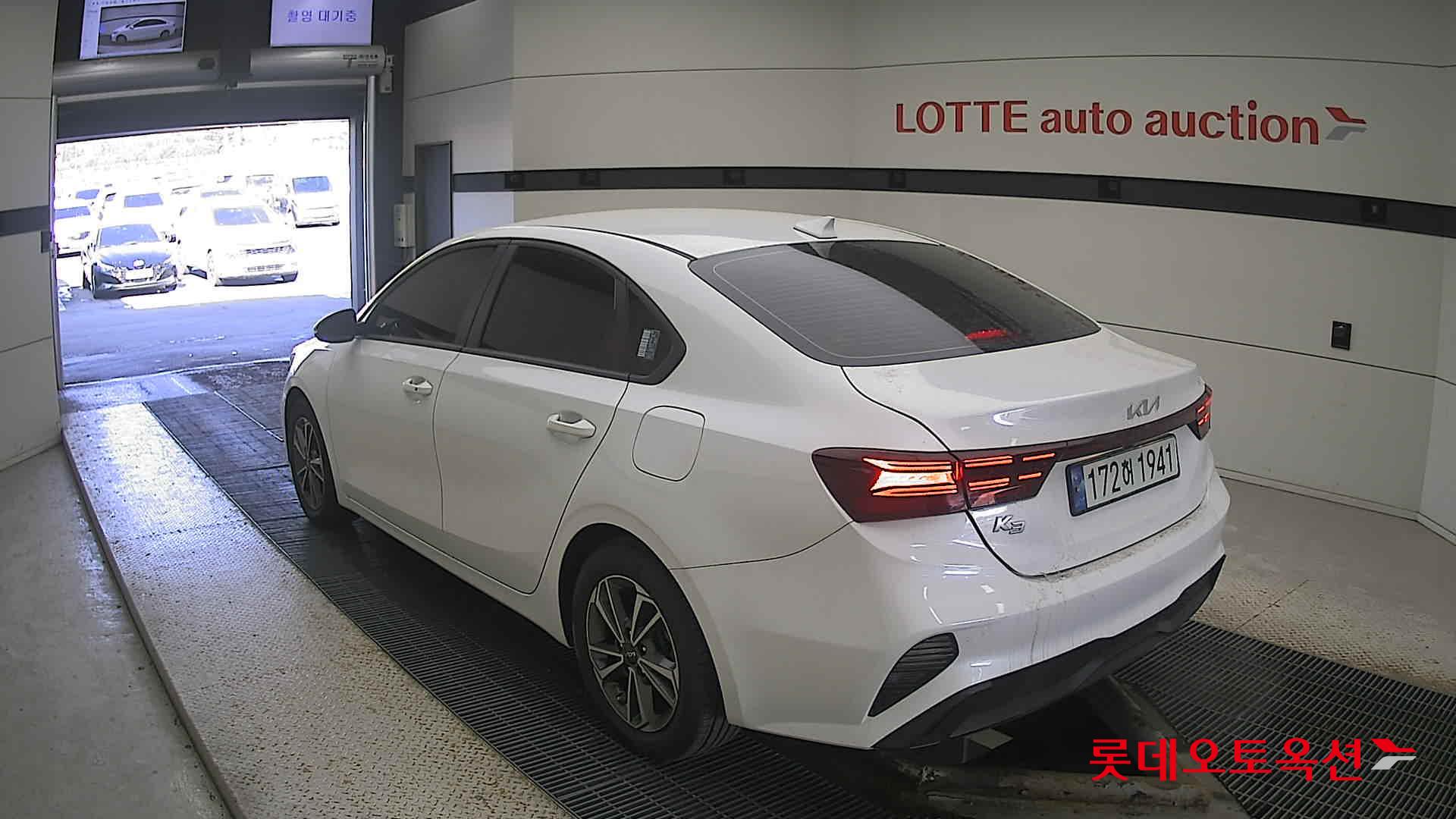 Kia K3 2022 Snow White Pearl из Кореи, фото 6