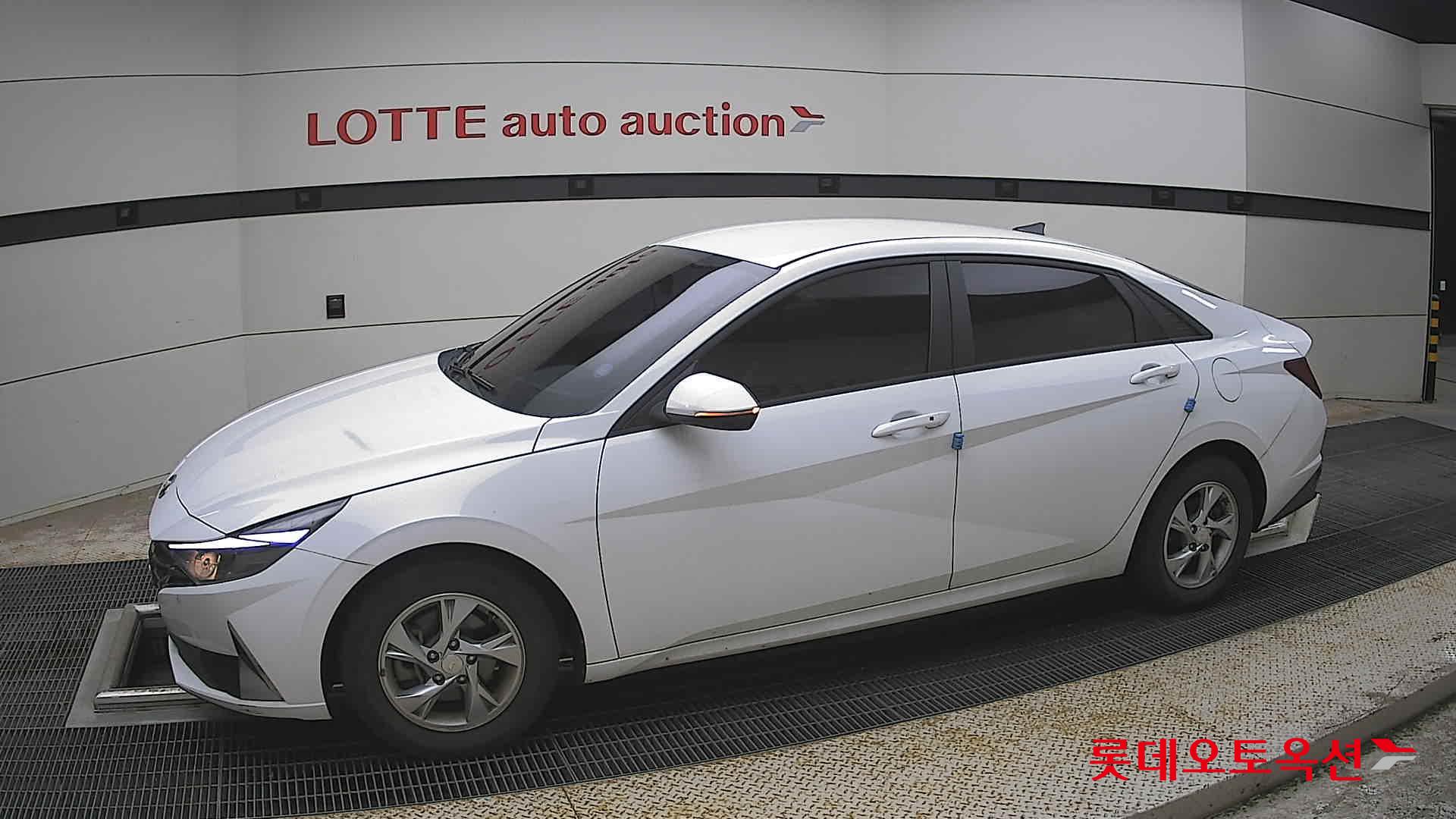 Hyundai Elantra - 12