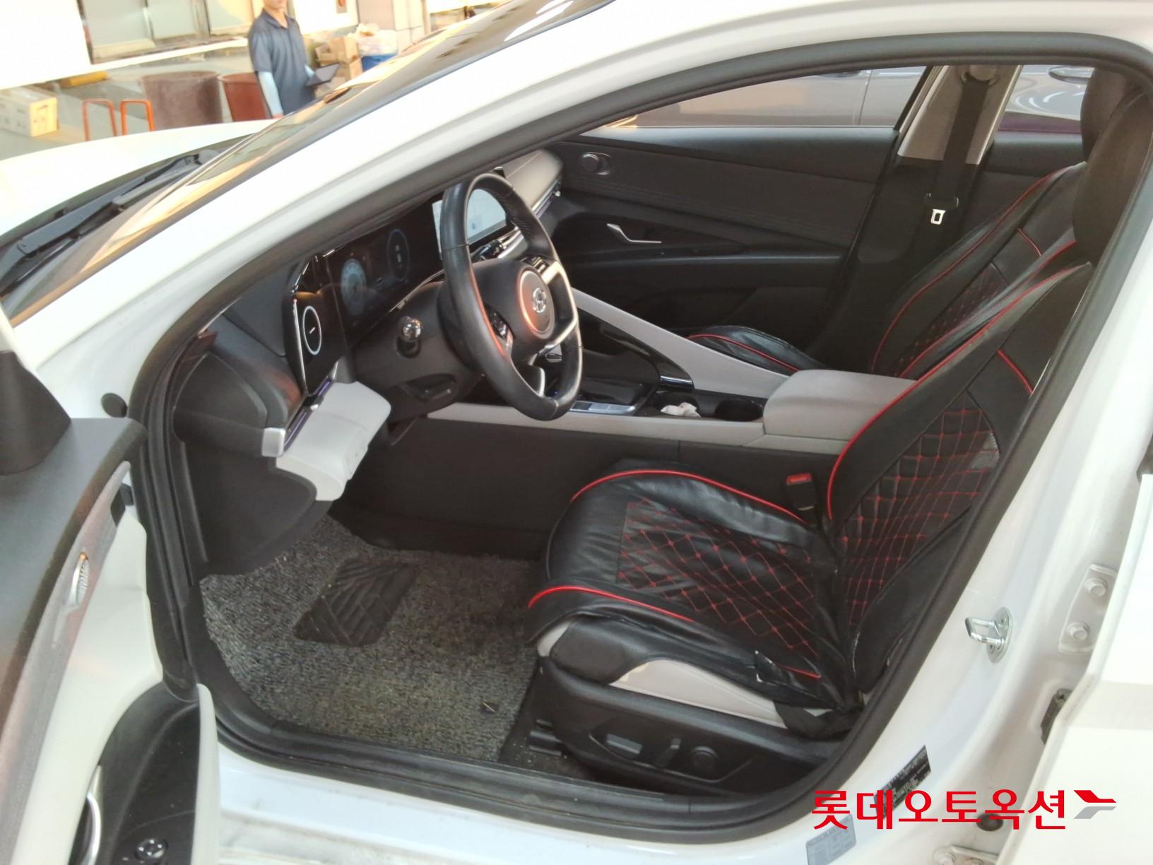 Hyundai Elantra - 36