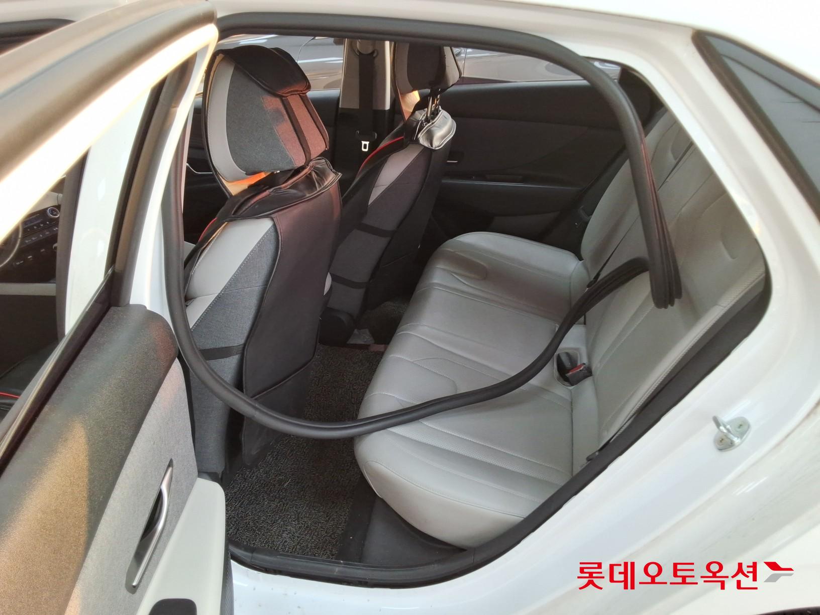 Hyundai Elantra - 38