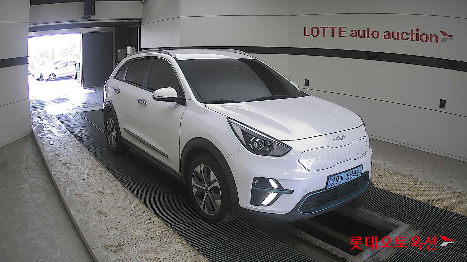 Kia Niro EV 2022 Snow White Pearl (optional) из Кореи, фото 2
