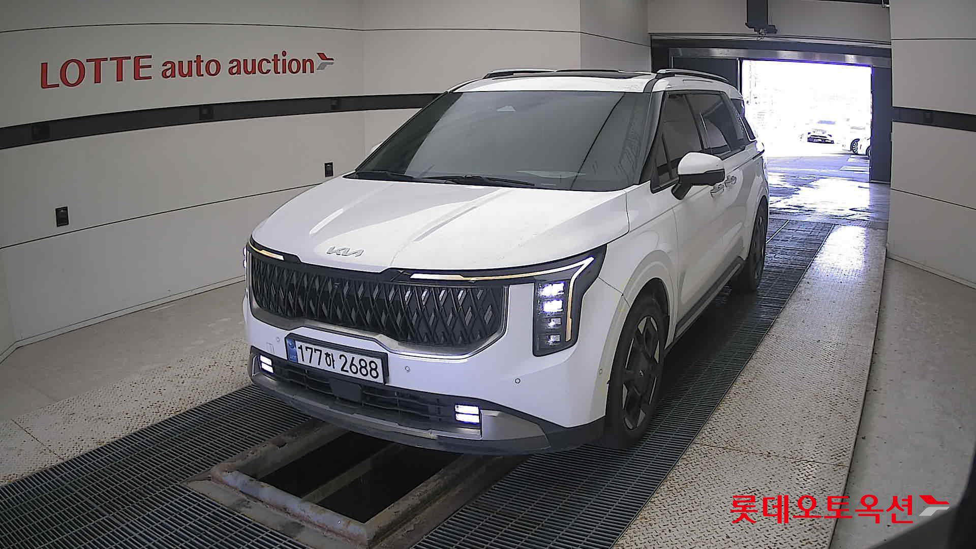 Kia Carnival Hybrid 2024 Snow White Pearl из Кореи