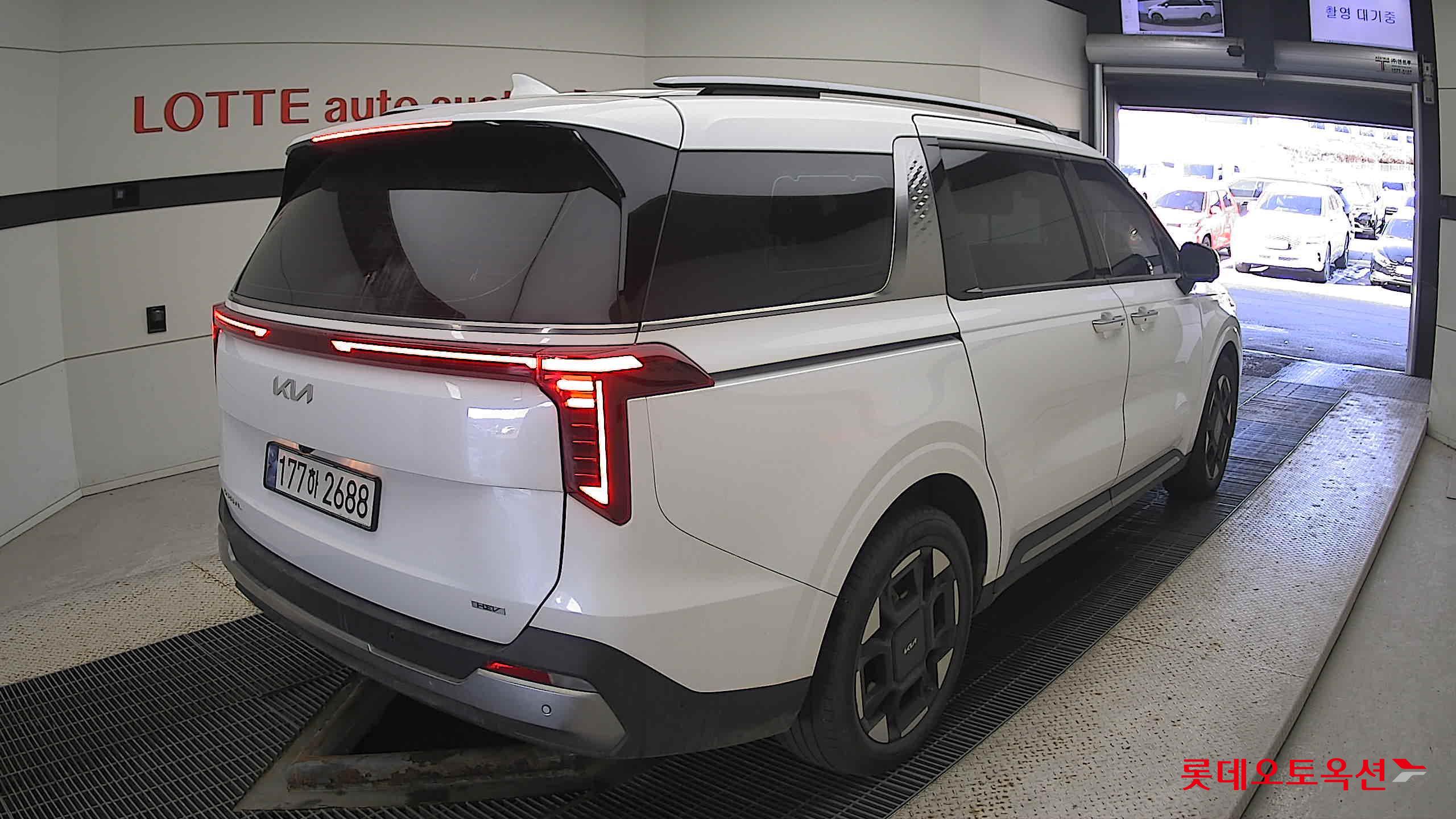 Kia Carnival Hybrid 2024 Snow White Pearl из Кореи, фото 4