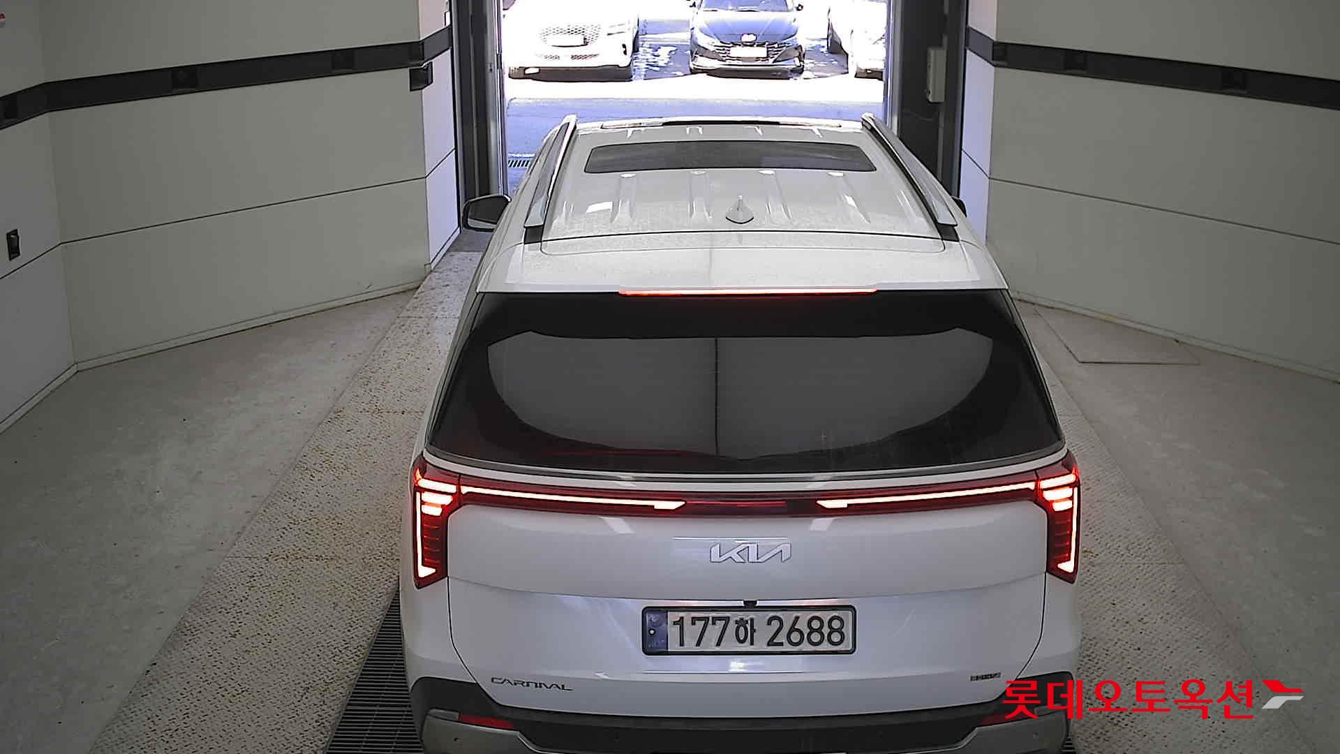 Kia Carnival Hybrid 2024 Snow White Pearl из Кореи, фото 5