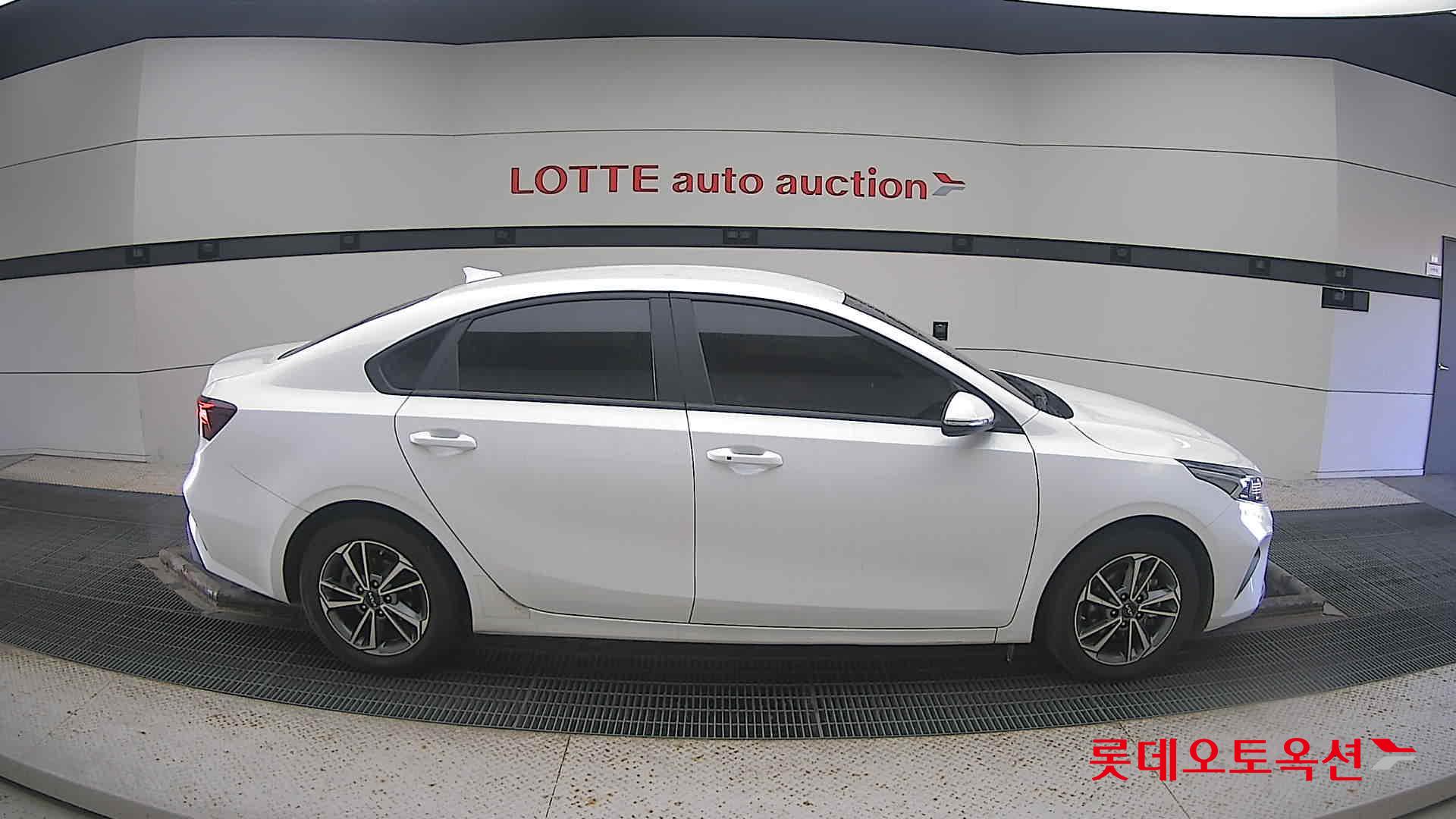 Kia K3 2022 Snow White Pearl из Кореи, фото 3