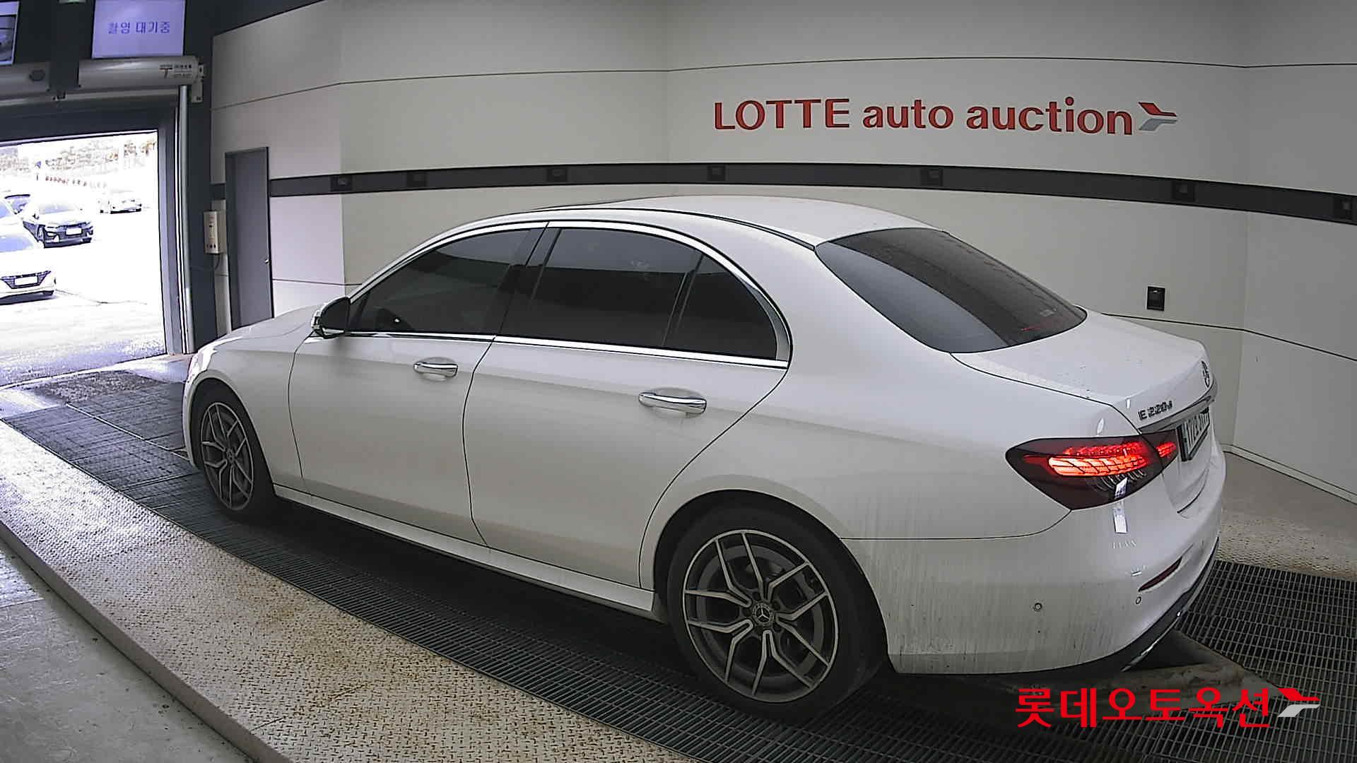 2022 - Mercedes-Benz E220