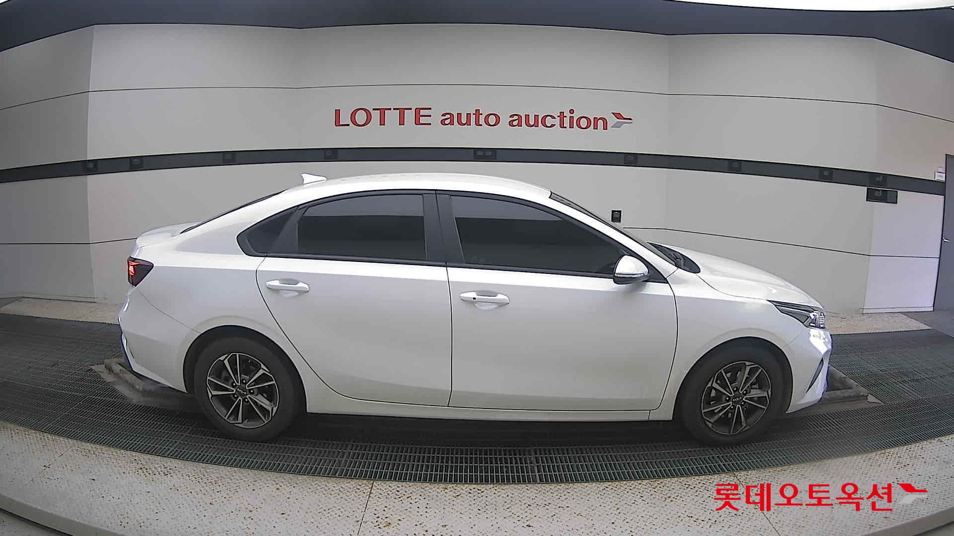 Kia K3 2022 Snow White Pearl из Кореи, фото 3