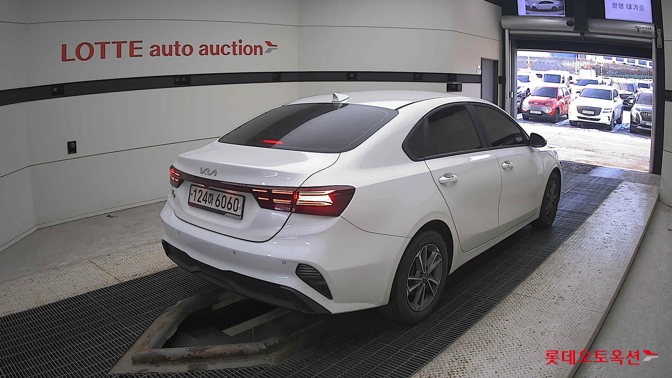 Kia K3 2022 Snow White Pearl из Кореи, фото 4