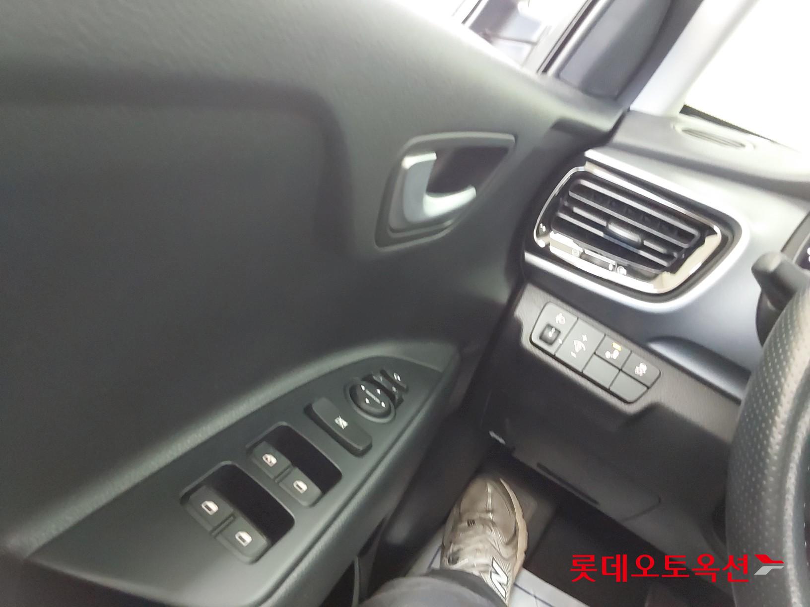 Kia Stonic id 3633636 из Кореи 28