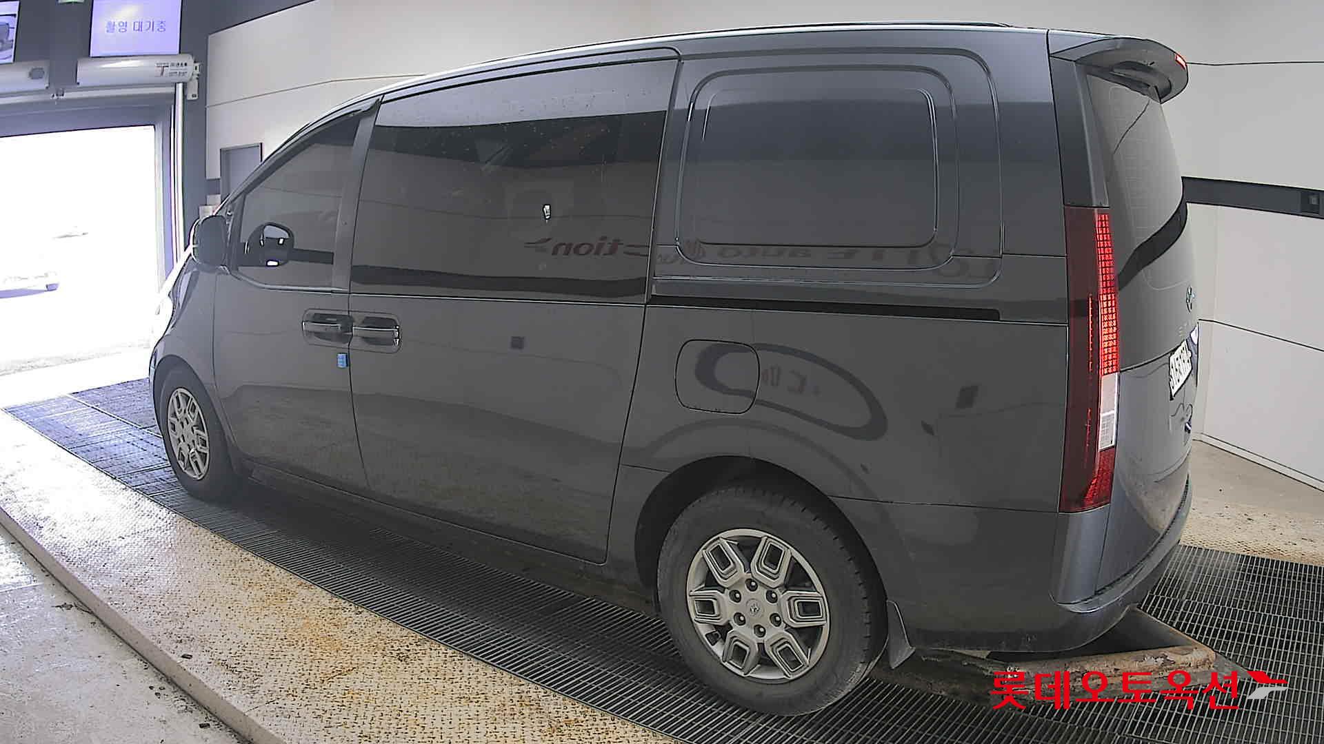 هيونداي ستاريا 2022 - صورة 15