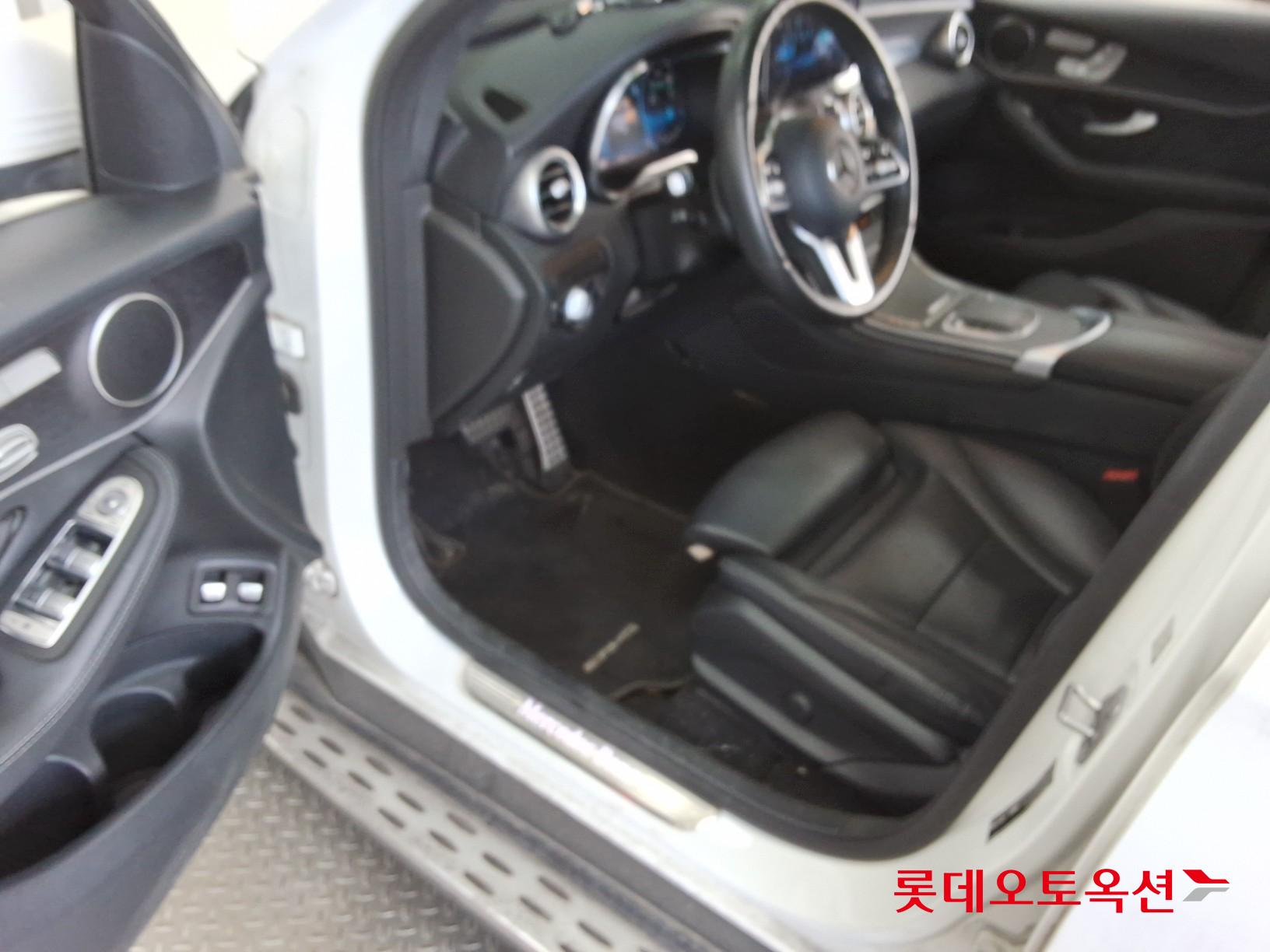 2021 - Mercedes-Benz GLC300