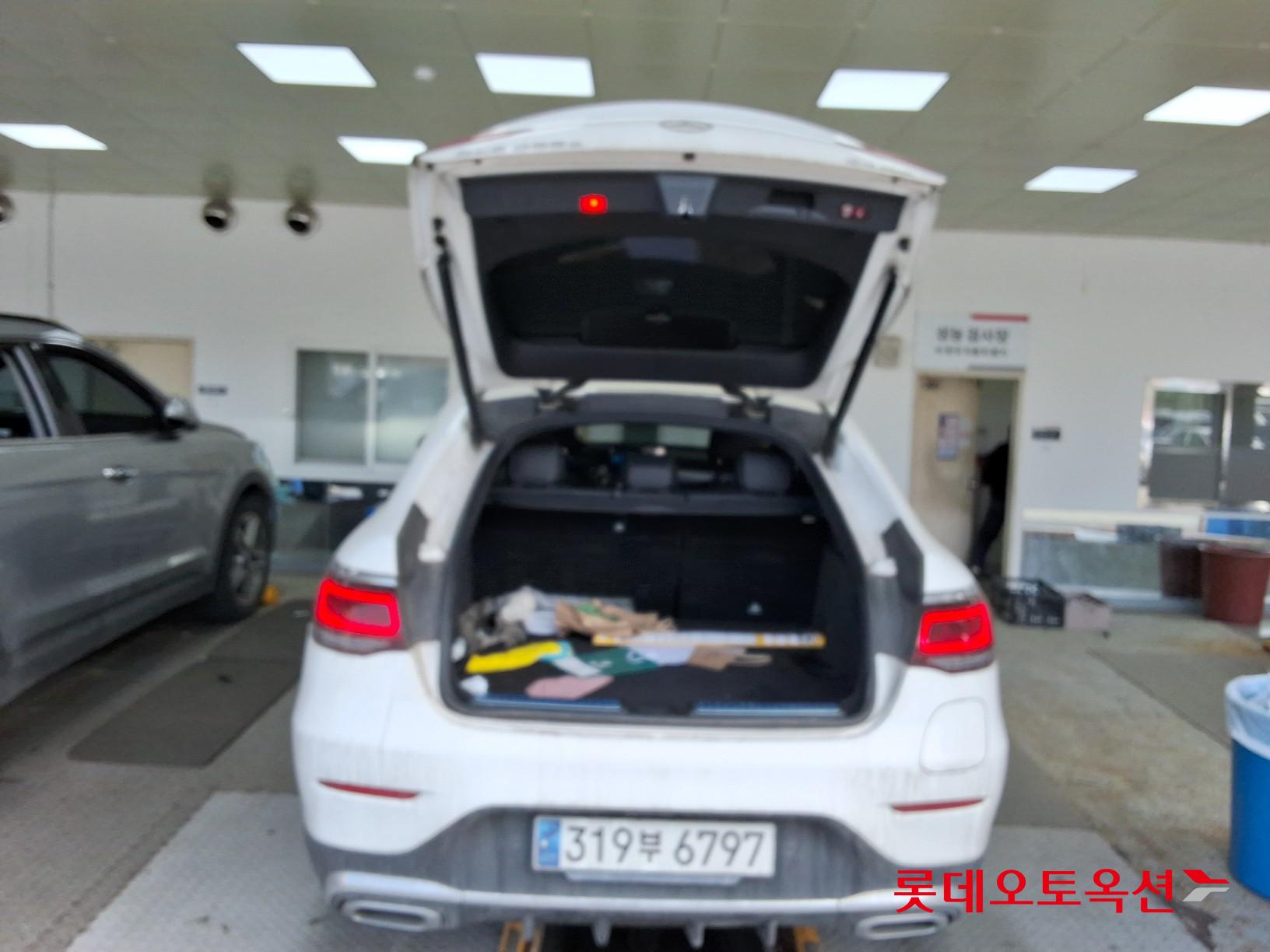 2021 - Mercedes-Benz GLC300