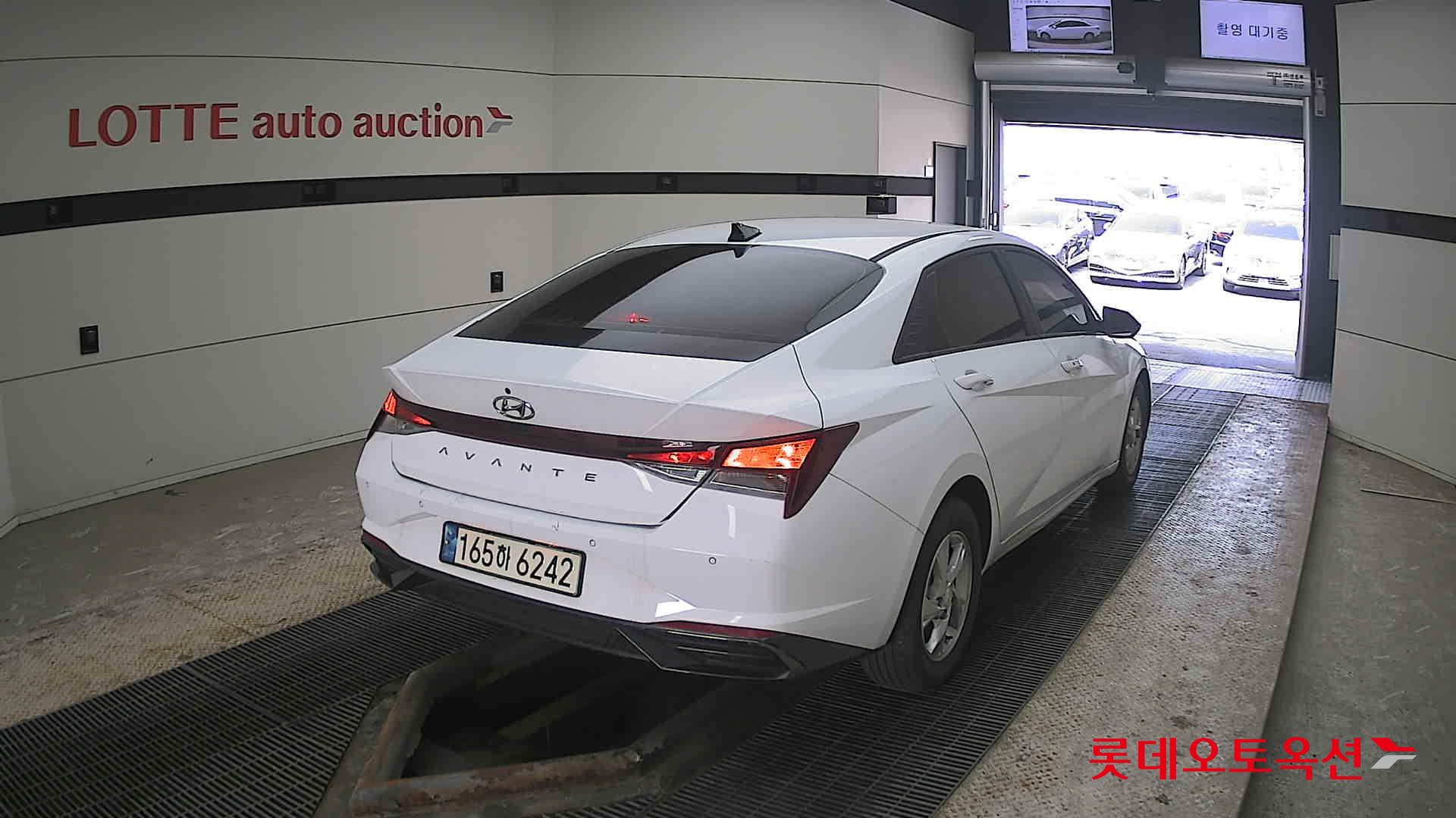 Hyundai Elantra 2022 - Image 18