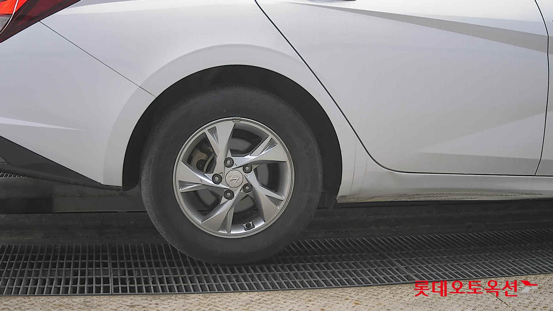 Hyundai Elantra 2022 - Image 28