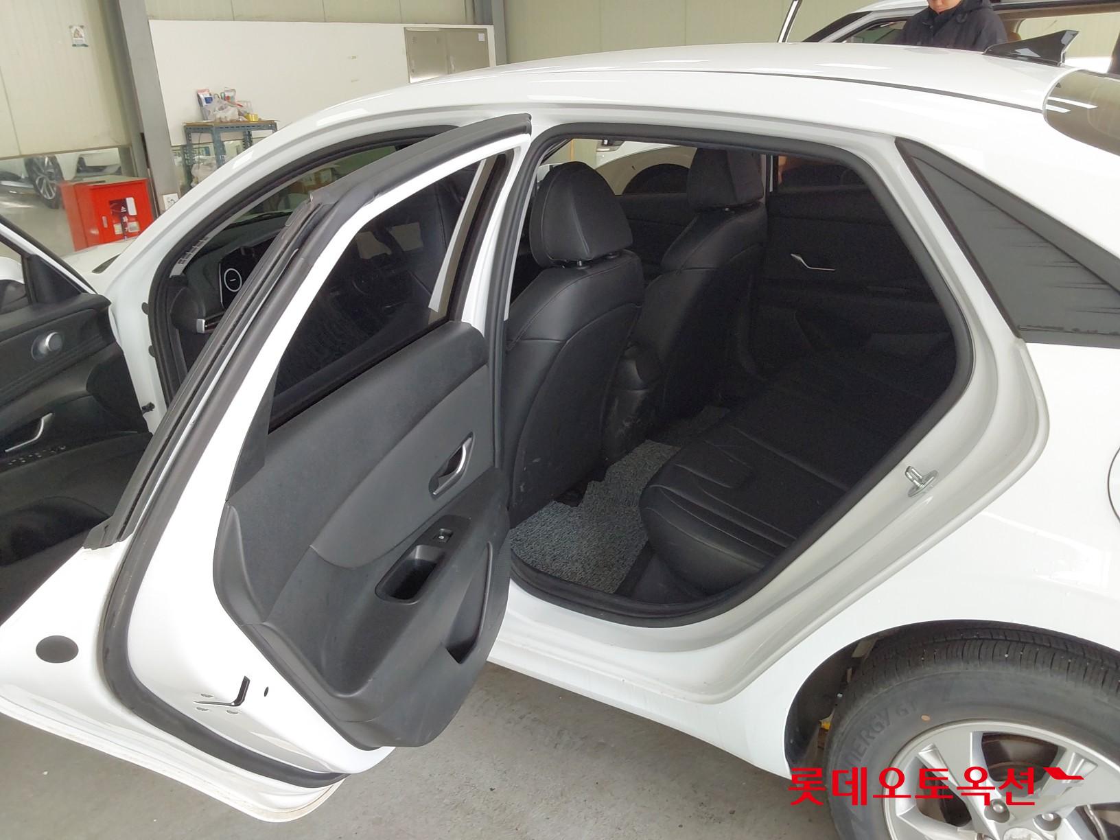 Hyundai Elantra 2022 - Image 38