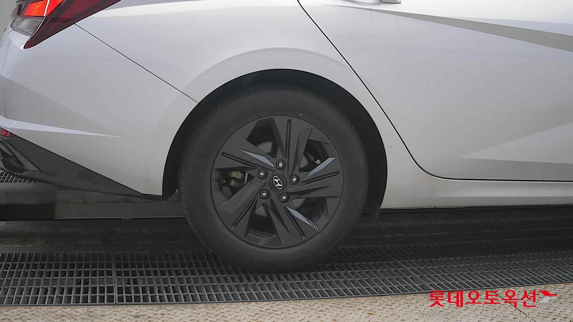 Hyundai Elantra 2023 - Image 28