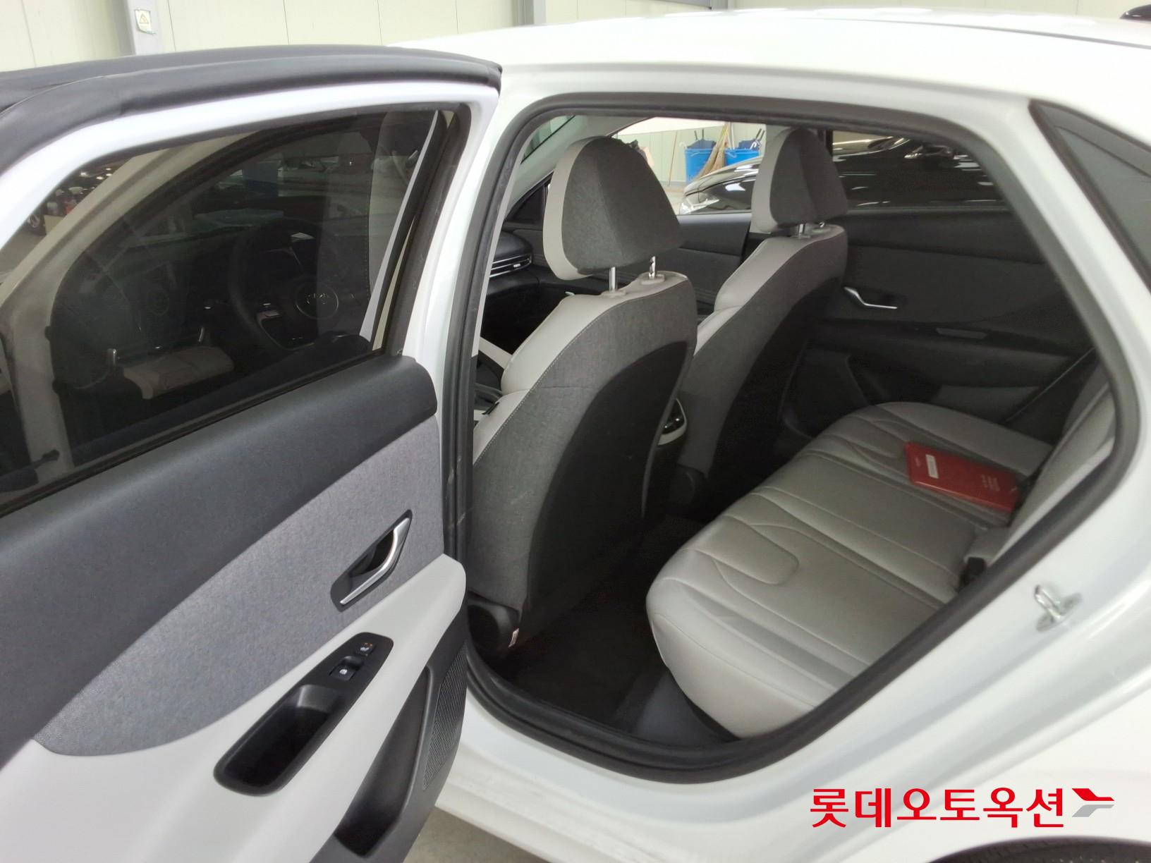 Hyundai Elantra 2023 - Image 36