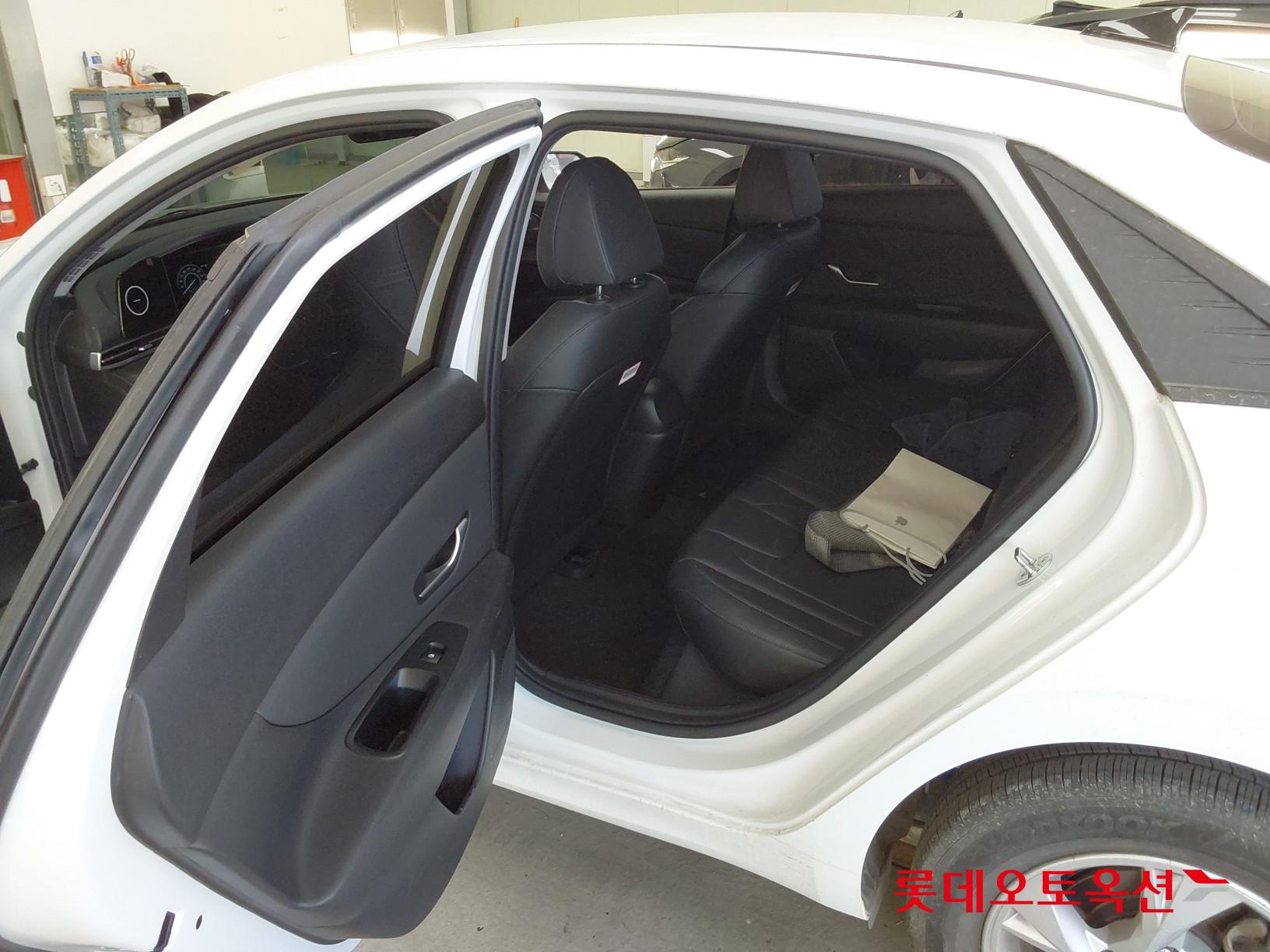 Hyundai Elantra 2022 - Image 38