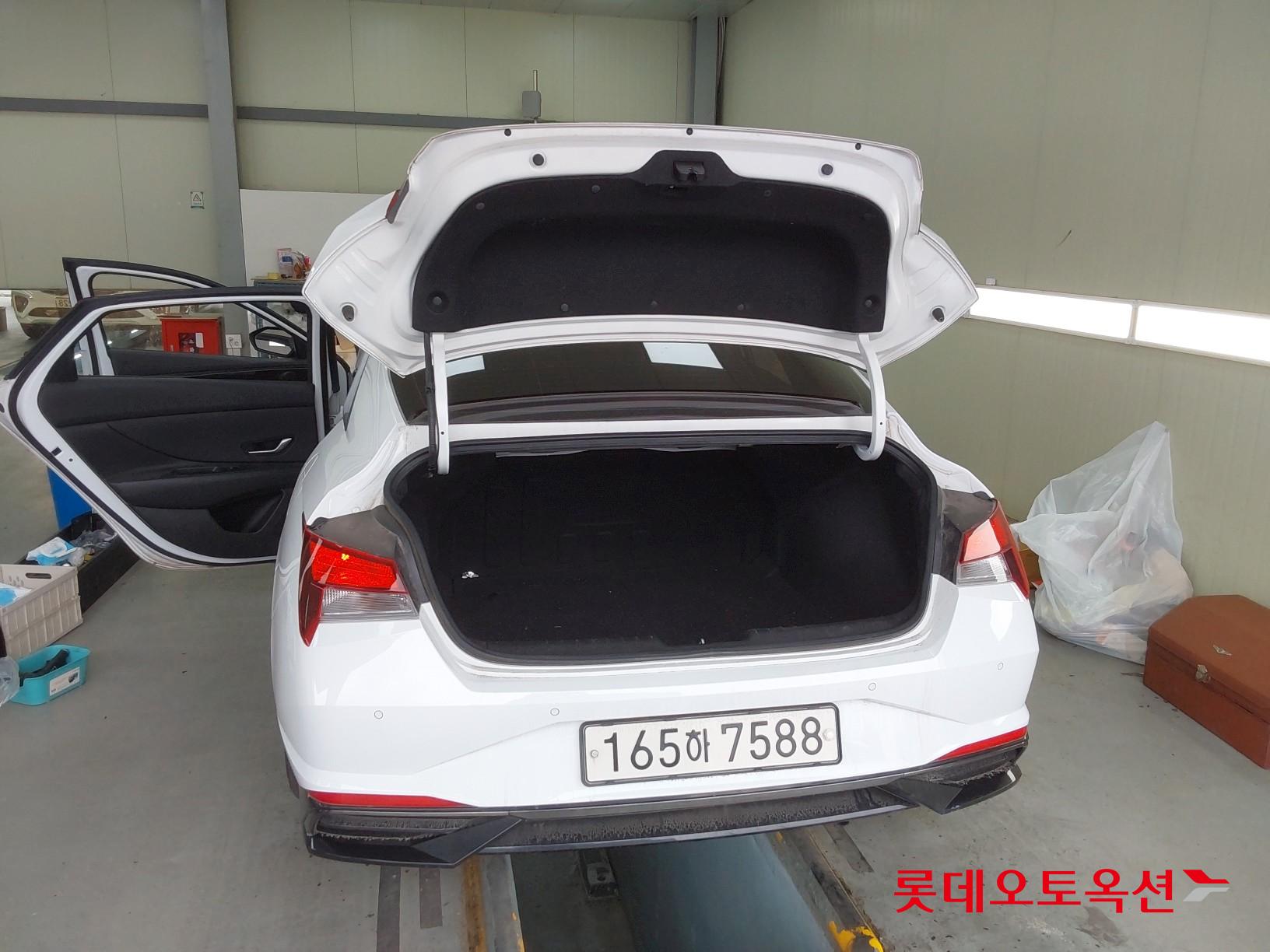 Hyundai Elantra 2022 - Image 9