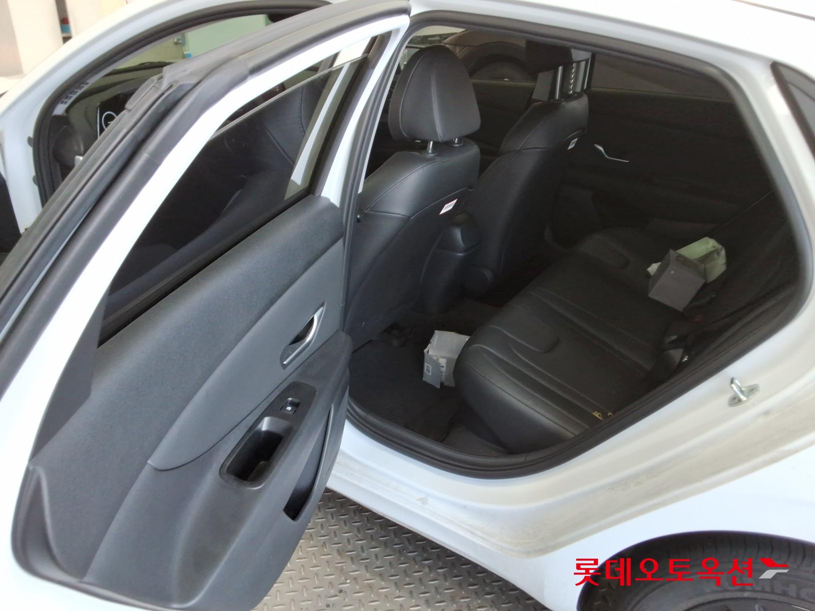 Hyundai Elantra 2022 - Image 37