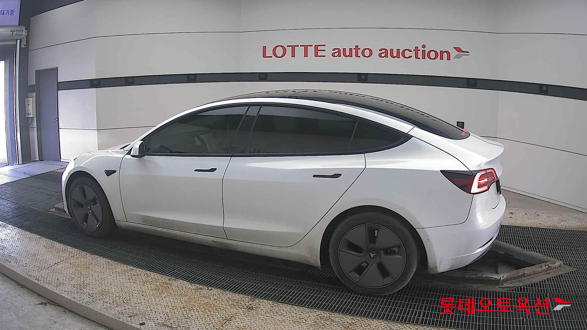 TESLA Model 3 2022 - 이미지 14