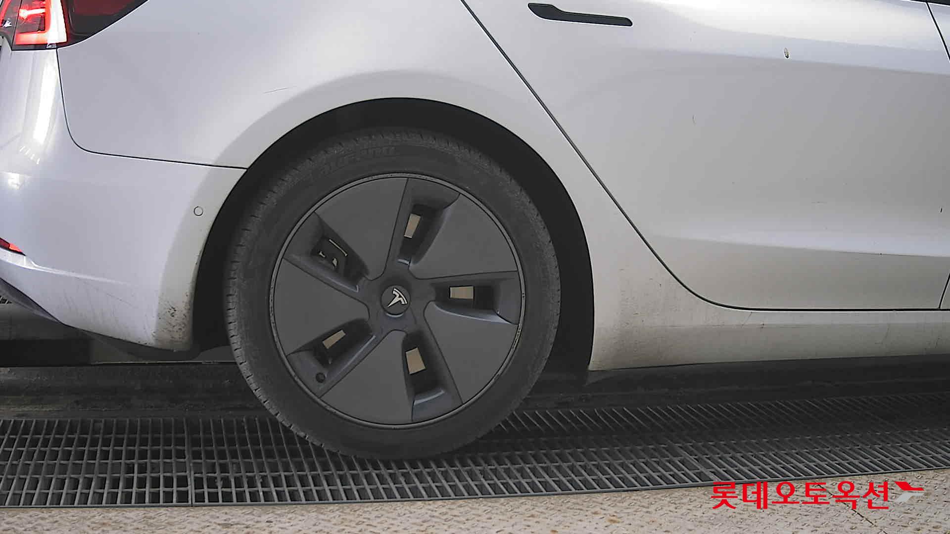 TESLA Model 3 2022 - 이미지 28