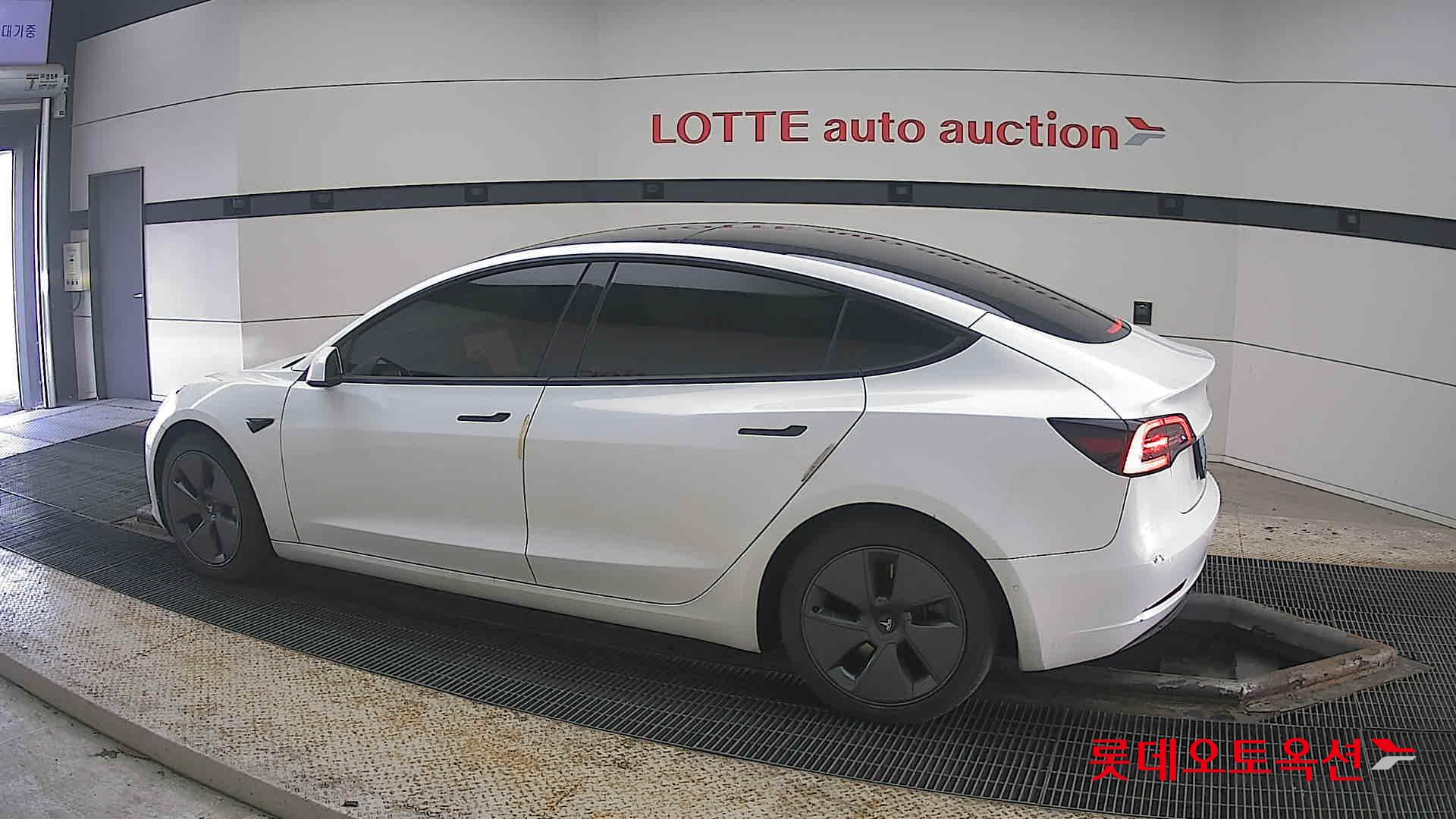 Tesla Model 3 2022 - Image 14