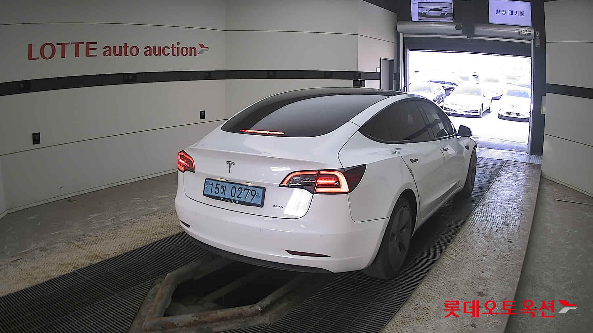 Tesla Model 3 2022 - Image 18