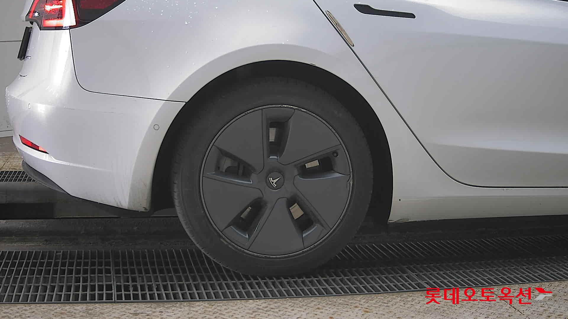 Tesla Model 3 2022 - Image 28